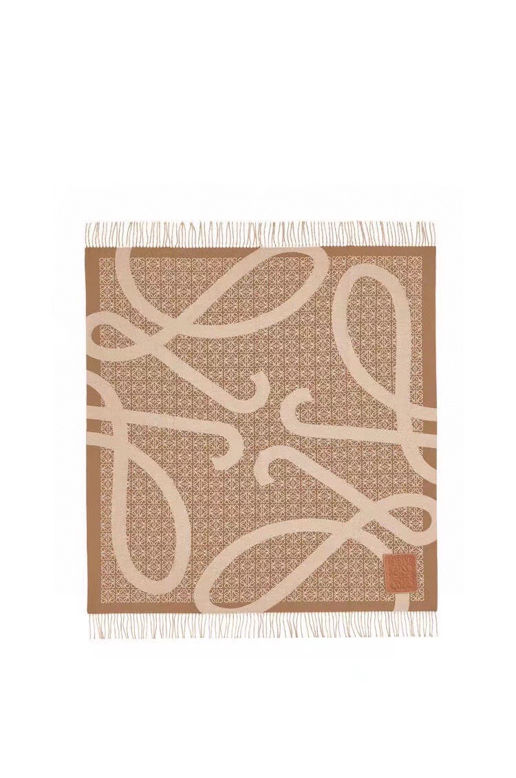 NO:336638,New style of Loewe, Khaki Green khaki green two-color wool jacquard blanket shawl, decorated with repeat Anagram pattern, contrasting color LOEWE L pattern and tassel edges. A perfect C-position scarf is a super rare Loewe scarf, big logo, and very large, and it is no problem to be a blanket. It can be used as a shawl, can be used as a scarf, super comfortable, with leather logo, gentle and noble, it is very suitable for autumn and winter. Material pure wool, specifications 130×140cm tassel size 2x10cm, cowhide LOEWE Anagram embossed patch. Ordinary scarf, ordinary scarf, loewe, loewe, cowhide, blankets, blankets, shawls19860909批罗意威新款,Khaki Green卡其绿双色羊毛提花毛毯披肩,饰有重复 Anagram 图案,对比色 LOEWE L 图案和流苏边缘.妥妥的C位围巾超级难遇的Loewe 围巾,大logo,而且特别大,当毯子也没问题,可以当披肩,可以当围巾,超级舒服,配有皮质标识,温柔高贵,太适合秋冬了.材质纯羊毛,规格130×140cm流苏尺寸2x10cm,牛皮革 LOEWE Anagram 压纹贴片.普通围巾,普通围巾,loewe,loewe,cowhide,blankets,blankets,shawls,scarf