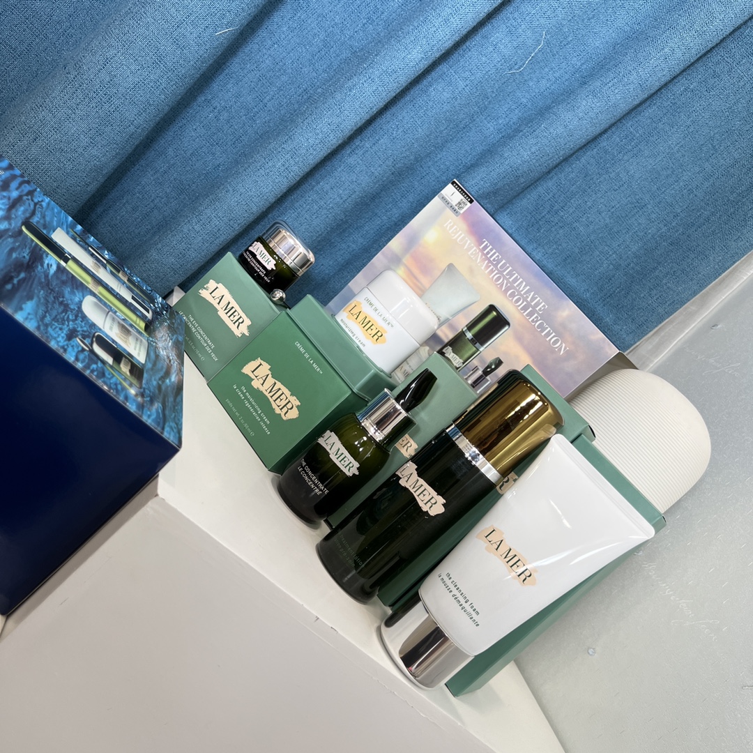 💰160!#致敬自己逝去的青春,赶紧保养起来,贵妇都在抢,珍品行货,公认醉好用#【丝芙兰清仓版国行L@mer海兰之迷王炸五件套礼盒】让女人难以抗拒的牛货珍品!精华面霜+面部浓缩精华+眼部浓缩精华眼霜+璀璨净澈洁面泡沫+修护精萃液!就这五样能拥有其中一样都属于如获至宝!T宝全球狗打折都要5040¥+!极其奢华!掌柜家丝芙兰防伪一应俱全!已自L,别怕入错!只怕入贵!不好包退! 代狗最近抢破头的好东西!
掌柜苦等数月,总算迎来了十来盒白菜价!抢到就是赚到!拼手速!洒洒水秒完!等待总是漫长的,好在最后还是见到了牛货的光辉,打开即是惊艳,非常之牛💰【每盒都带丝芙兰标识贴+丝芙兰防伪贴,刮涂层扫码输串码即可显示为正规产品】打铁还需自身硬!牛货只能靠抢!
开盒即惊艳!五件套每样拎出来都能说上好久,实在是太强了!精华面霜奢华丰盈质地,帮助肌肤舒缓干燥,肌肤健康有活力!面部浓缩精华即刻舒缓敏感泛红,持续修护强韧屏障,前瞻对抗肌肤化!眼部浓缩精华眼霜卓效修护抗老秘方,云朵般轻盈质地,快速吸收,持久滋养,眼周肌肤无负担!璀璨净澈洁面泡沫可去除污垢和多余油脂,令肌肤柔软清爽,肌肤每天绽放健康光采,重拾明亮剔透!修护精萃液满载保湿修护能量的高机能精华水!深层沁润,持久保湿,调理改善肤质,如水似精华质地,亲肤易吸收!这五样感觉全是软黄金!一星期足矣让你见到神奇的效果!
美中不足掌柜就十几盒,逆T礼盒!且抢且珍惜!