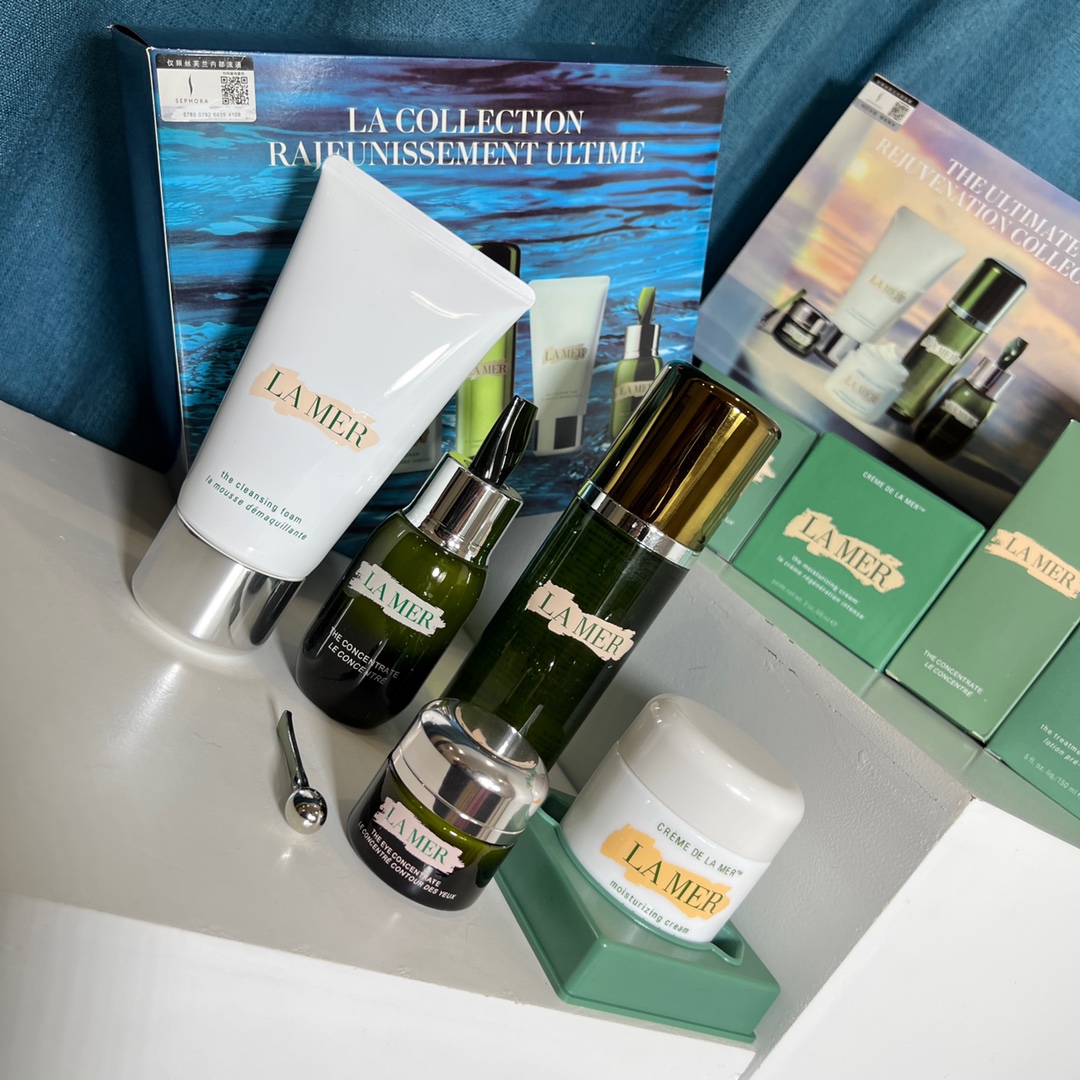 💰160!#致敬自己逝去的青春,赶紧保养起来,贵妇都在抢,珍品行货,公认醉好用#【丝芙兰清仓版国行L@mer海兰之迷王炸五件套礼盒】让女人难以抗拒的牛货珍品!精华面霜+面部浓缩精华+眼部浓缩精华眼霜+璀璨净澈洁面泡沫+修护精萃液!就这五样能拥有其中一样都属于如获至宝!T宝全球狗打折都要5040¥+!极其奢华!掌柜家丝芙兰防伪一应俱全!已自L,别怕入错!只怕入贵!不好包退! 代狗最近抢破头的好东西!
掌柜苦等数月,总算迎来了十来盒白菜价!抢到就是赚到!拼手速!洒洒水秒完!等待总是漫长的,好在最后还是见到了牛货的光辉,打开即是惊艳,非常之牛💰【每盒都带丝芙兰标识贴+丝芙兰防伪贴,刮涂层扫码输串码即可显示为正规产品】打铁还需自身硬!牛货只能靠抢!
开盒即惊艳!五件套每样拎出来都能说上好久,实在是太强了!精华面霜奢华丰盈质地,帮助肌肤舒缓干燥,肌肤健康有活力!面部浓缩精华即刻舒缓敏感泛红,持续修护强韧屏障,前瞻对抗肌肤化!眼部浓缩精华眼霜卓效修护抗老秘方,云朵般轻盈质地,快速吸收,持久滋养,眼周肌肤无负担!璀璨净澈洁面泡沫可去除污垢和多余油脂,令肌肤柔软清爽,肌肤每天绽放健康光采,重拾明亮剔透!修护精萃液满载保湿修护能量的高机能精华水!深层沁润,持久保湿,调理改善肤质,如水似精华质地,亲肤易吸收!这五样感觉全是软黄金!一星期足矣让你见到神奇的效果!
美中不足掌柜就十几盒,逆T礼盒!且抢且珍惜!