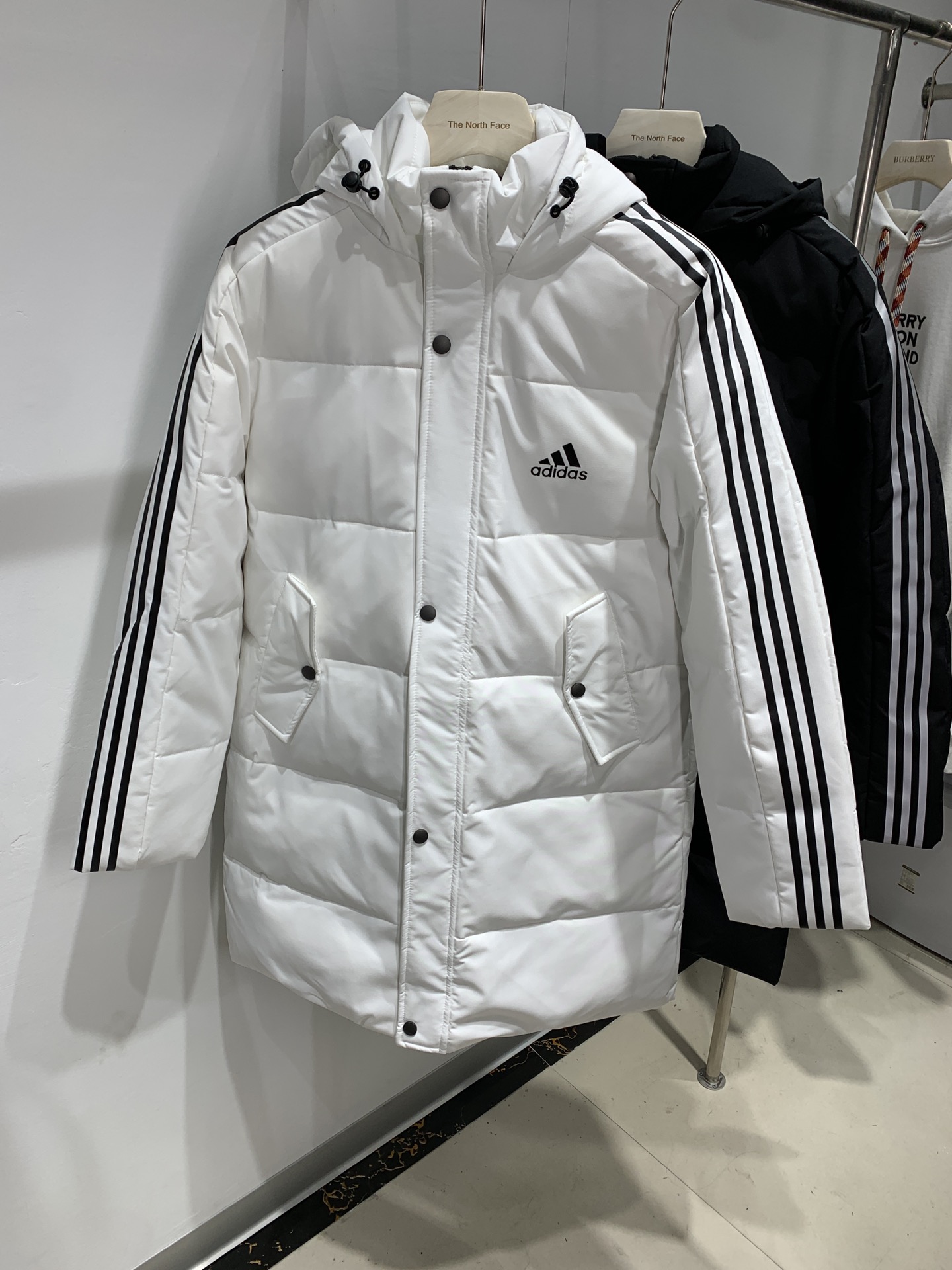 240 阿迪达斯Adidas 经典三杠情侣羽绒服 90绒