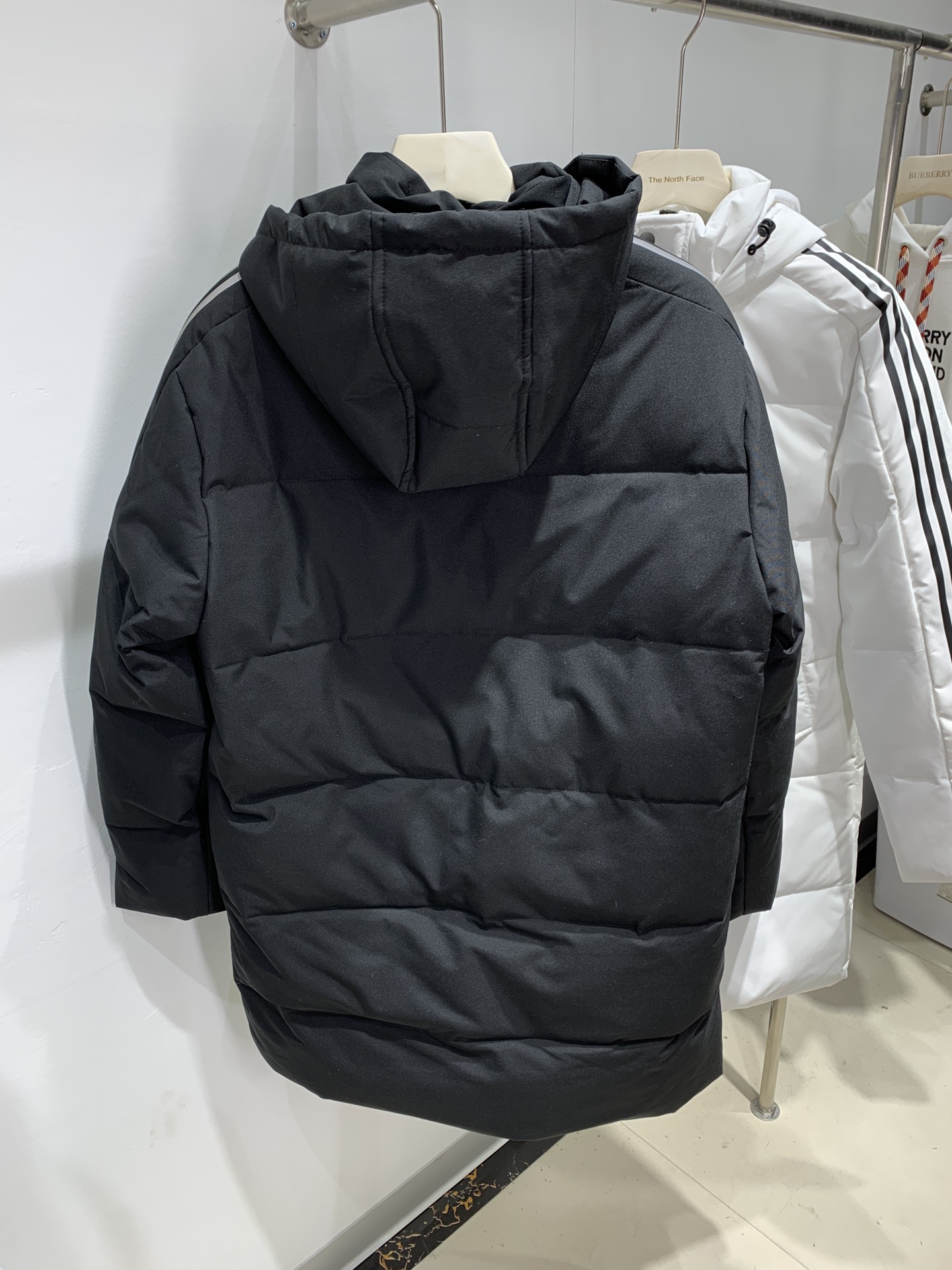 240 阿迪达斯Adidas 经典三杠情侣羽绒服 90绒