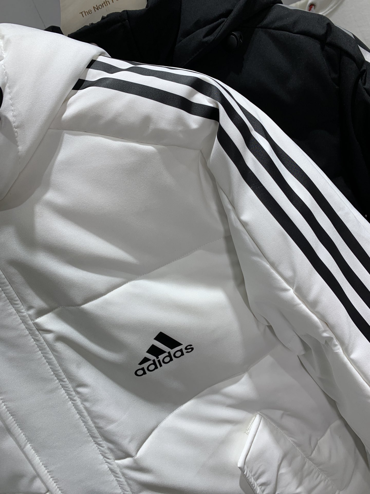 240 阿迪达斯Adidas 经典三杠情侣羽绒服 90绒