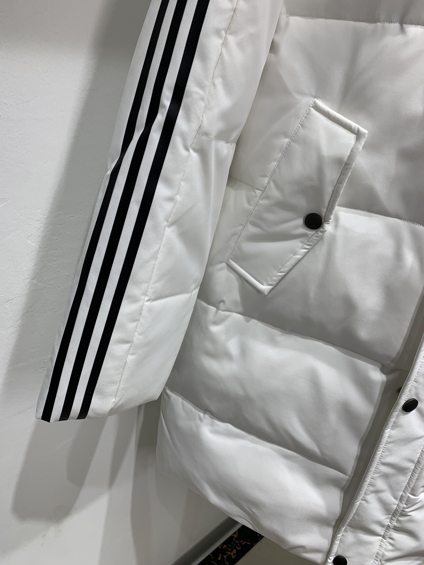 240 阿迪达斯Adidas 经典三杠情侣羽绒服 90绒