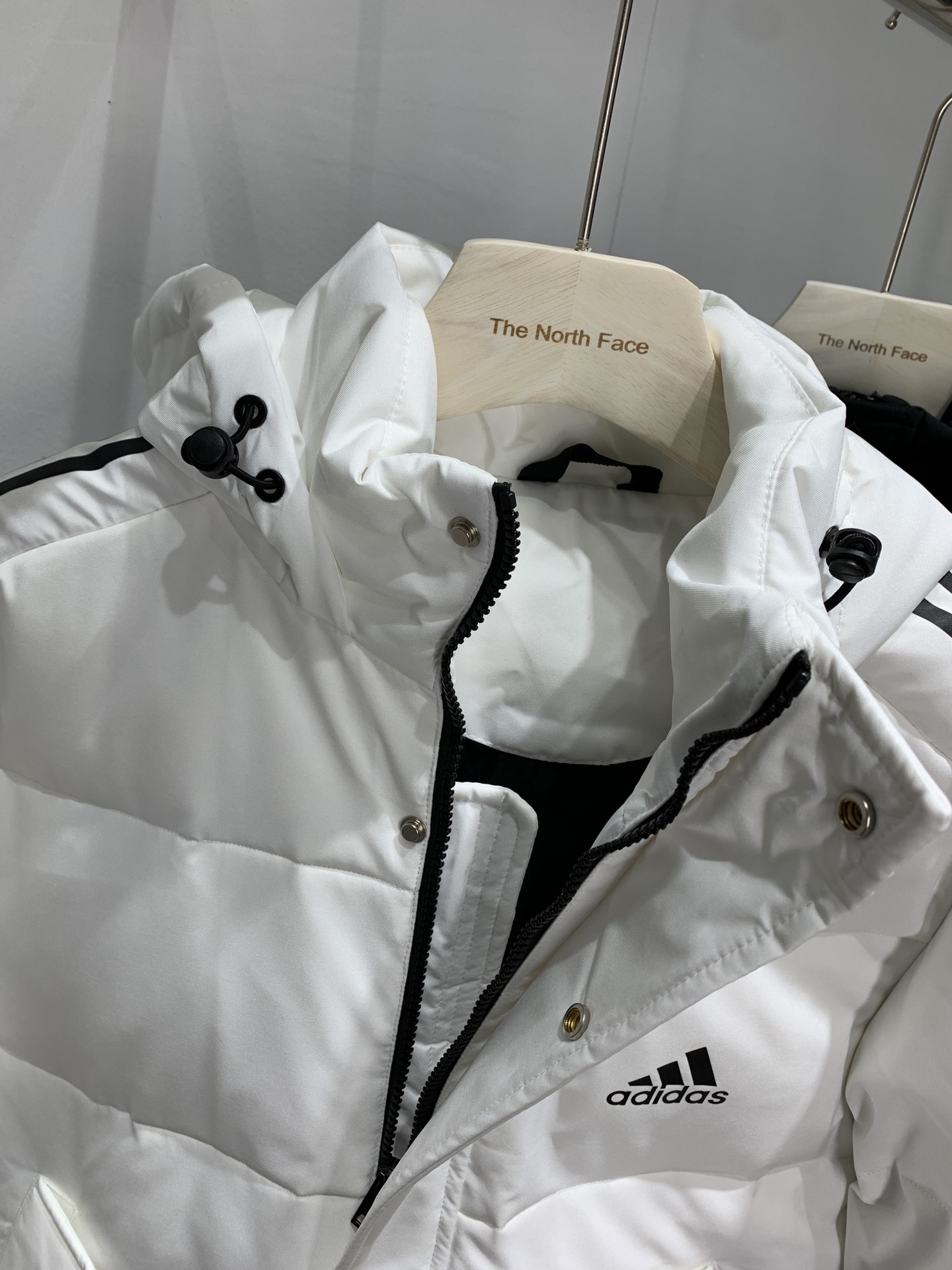 240 阿迪达斯Adidas 经典三杠情侣羽绒服 90绒