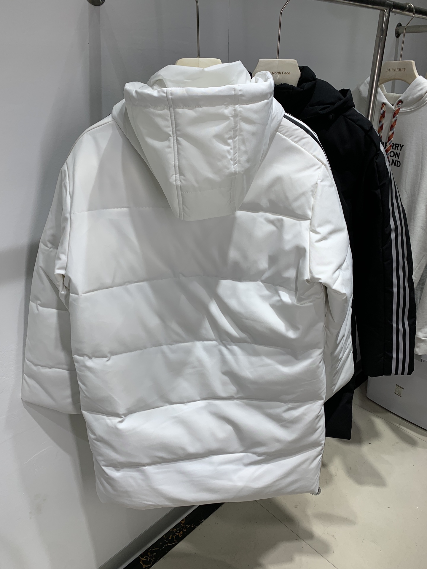 240 阿迪达斯Adidas 经典三杠情侣羽绒服 90绒