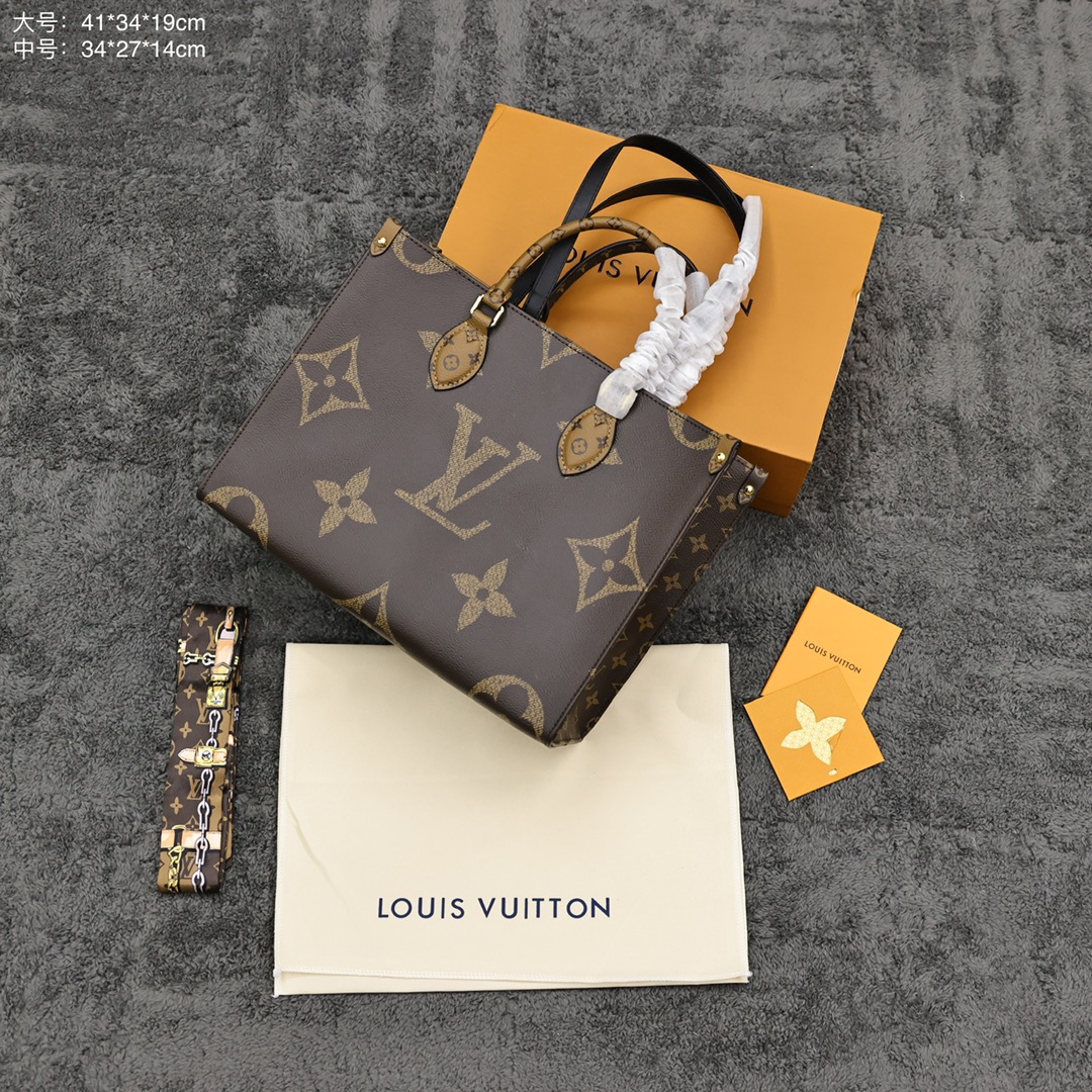 LV Onthego托特购物袋 
大号：41*34*19cm 💰320
中号：34*27*14cm 💰300
手袋在 Monogram Giant 帆布的衬托下醒目迷人，侧边与手柄点缀 Monogram Reverse 图案，相似风尚中窥见色彩与纹理的变化，大号构型内含充裕容量，搭配肩带与 Toron 手柄，日常生活随心出发。