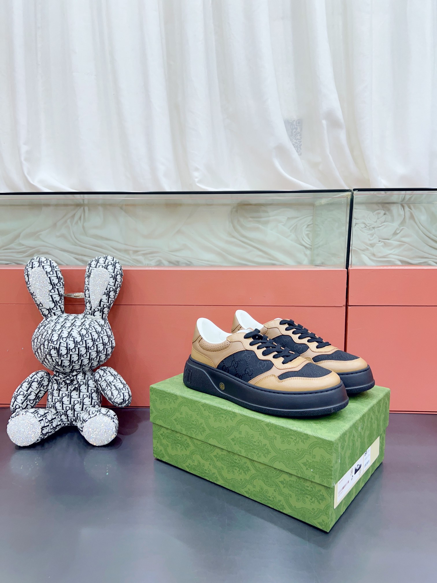 NO:164072,*Certified Brand New Series Lightweight Soft Soft Sole Sports Series!  The design is light luxury retro...thick sole heightened...similar to the upgraded version of classic white shoes!  Original custom cowhide fabric (classic presbyterian cloth, perforated, embossed craft), cowhide inner lining, original foam lightweight sole, heel, 4 heightened thick sole, classic * webbing... 14 colors complete original top-end packaging. With outer box 35-40 women 39-44 men uniform printing, casual shoes/sports shoes, sneakers, cowhide19860909*已认证 全新 系列轻便软厚底运动系列！ 设计轻奢复古…厚底增高…相似于经典小白鞋的升级版！ 原版定制牛皮面料(经典老花布,穿孔,压纹工艺),牛皮内里、原版发泡轻便大底,后跟还有个 ,4增高厚底,经典*织带…… 14个色齐全 原版顶配包装.有外箱 35-40女 39-44男 男女统一 打印,休闲鞋/运动鞋,sneakers,cowhide,Women's Shoes