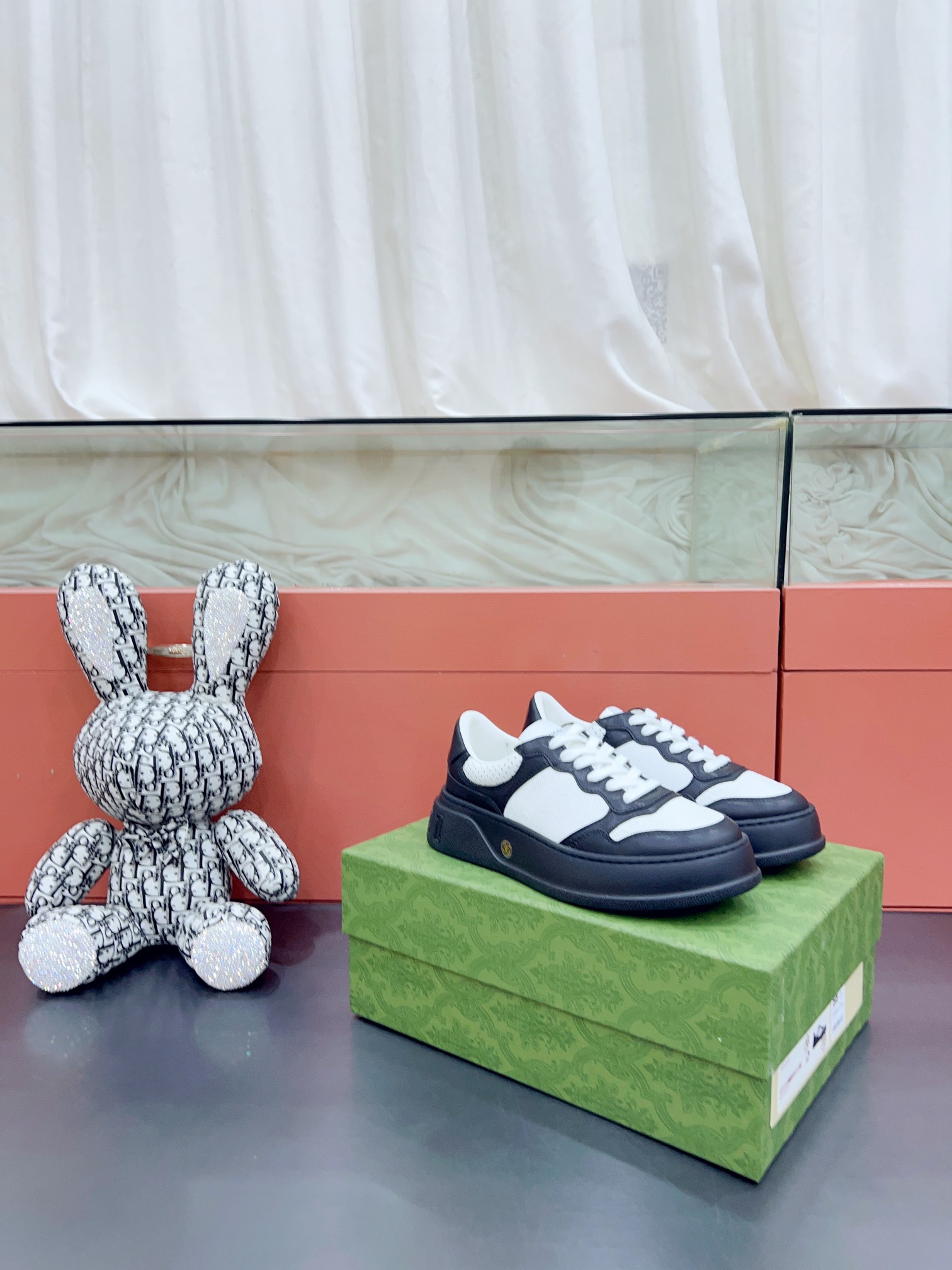 NO:164045,*Certified Brand New Series Lightweight Soft Soft Sole Sports Series!  The design is light luxury retro...thick sole heightened...similar to the upgraded version of classic white shoes!  Original custom cowhide fabric (classic presbyterian cloth, perforated, embossed craft), cowhide inner lining, original foam lightweight sole, heel, 4 heightened thick sole, classic * webbing... 14 colors complete original top-end packaging. With outer box 35-40 women 39-44 men uniform printing, casual shoes/sports shoes, sneakers, cowhide19860909*已认证 全新 系列轻便软厚底运动系列！ 设计轻奢复古…厚底增高…相似于经典小白鞋的升级版！ 原版定制牛皮面料(经典老花布,穿孔,压纹工艺),牛皮内里、原版发泡轻便大底,后跟还有个 ,4增高厚底,经典*织带…… 14个色齐全 原版顶配包装.有外箱 35-40女 39-44男 男女统一 打印,休闲鞋/运动鞋,sneakers,cowhide,Women's Shoes