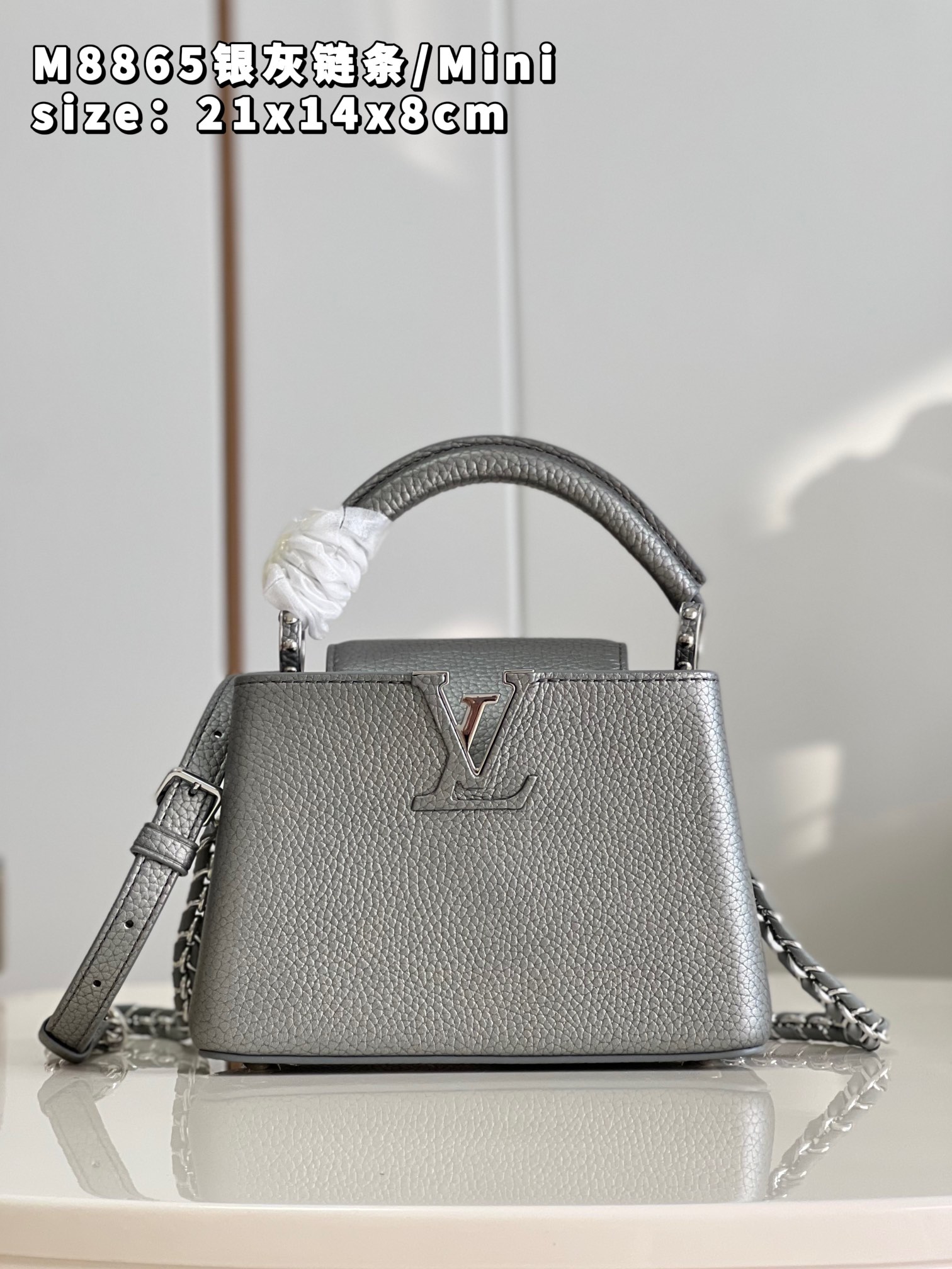 NO:399475,【Exclusive real photo M48865 silver-gray chain/mini】Capucines mini handbag imported from France, shiny metal trim, unique Capucines cover can be included in the bag to display letter logos, and can be turned outwards. It presents Monogram Flower pattern size: 21x14x8cm N.1200, LV [original leather], louis vuitton, cowhide19860909【独家实拍 M48865银灰链条/迷你】Capucines mini手袋 法国进口小牛皮,闪亮的金属饰件,特有的Capucines搭盖既可收入包内展示字母标识,又可外翻 呈现Monogram Flower图案 size:21x14x8cm N.1200,LV【原厂皮】,louis vuitton,cowhide,Bag