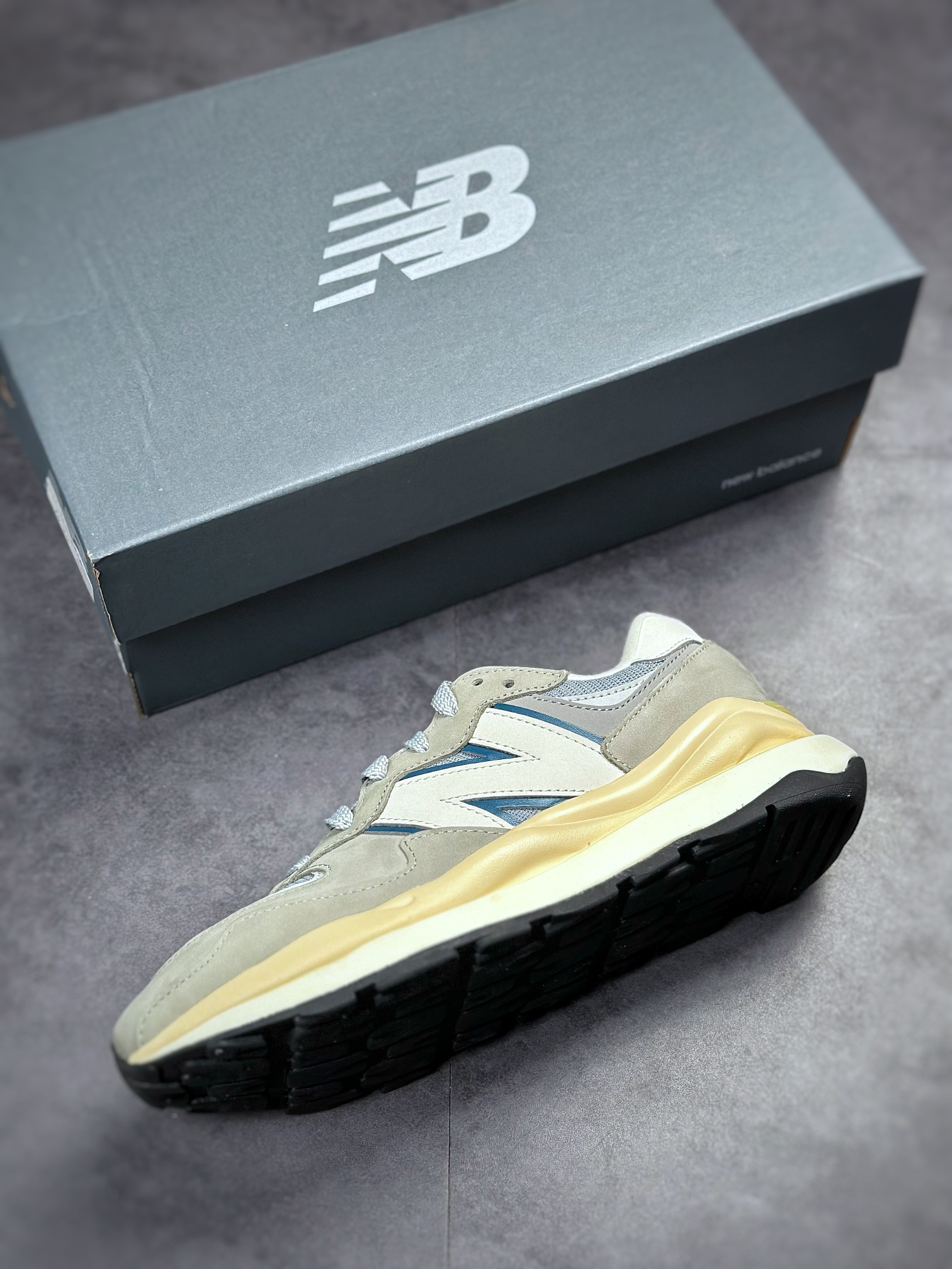 Pure original factory produced retro casual jogging shoes New Balance/ NB5740 pure original series M5740LLG