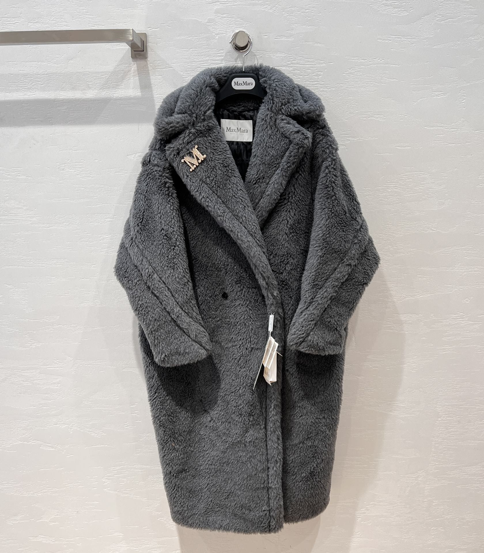NO:931106,Hot selling recommendation: the market's exclusive and highest version Max TeddyBear22 new autumn and winter catwalk style reversible mid-length coat!  A coat that is popular among celebrity internet celebrities and ins bloggers!  The original version of the couple's model for men and women can be purchased for five figures. The large-profile version has inherent advantages. It is lazy and classy and does not choose anyone!  The Oversize silhouette is very tolerant to your figure, and the hem moves with your steps to highlight the aura of a queen!  The original customized version of the oversized airplane collar makes your face look smaller!  Low-key luxury original custom fabric imported lining, as light as clouds and warm!  Natural horn buckle!  Crystal clear and more precious!  Perfect workmanship depends on the details, complete with three-standard dust-proof bag packaging!  XS/S/M S size bust 122, dropped shoulder sleeve length 71, dress length 108, Maxmara-Clothing,19860909爆单推荐市场独家最高版本Max TeddyBear22秋冬新品 走秀款两面穿廓形中长款大衣！各路明星网红ins博主热衷的一款大衣！男女同款情侣款原版五位数购入开版大轮廓的版型,有着与生俱来的优势,慵懒有范儿不挑人！Over size大廓形对身材包容性极大,衣摆随步伐而动凸显女王气场！原版定制版型超大飞机领,显得脸更小！低调中的奢华原版定制面料进口里料,轻如云朵又保暖！天然牛角扣！晶莹透亮更加珍贵！完美做工品质看细节,三标齐全防尘袋包装！XS/S/M S码胸围122,落肩袖长71,衣长108,麦丝玛拉-服装,,Women's clothing