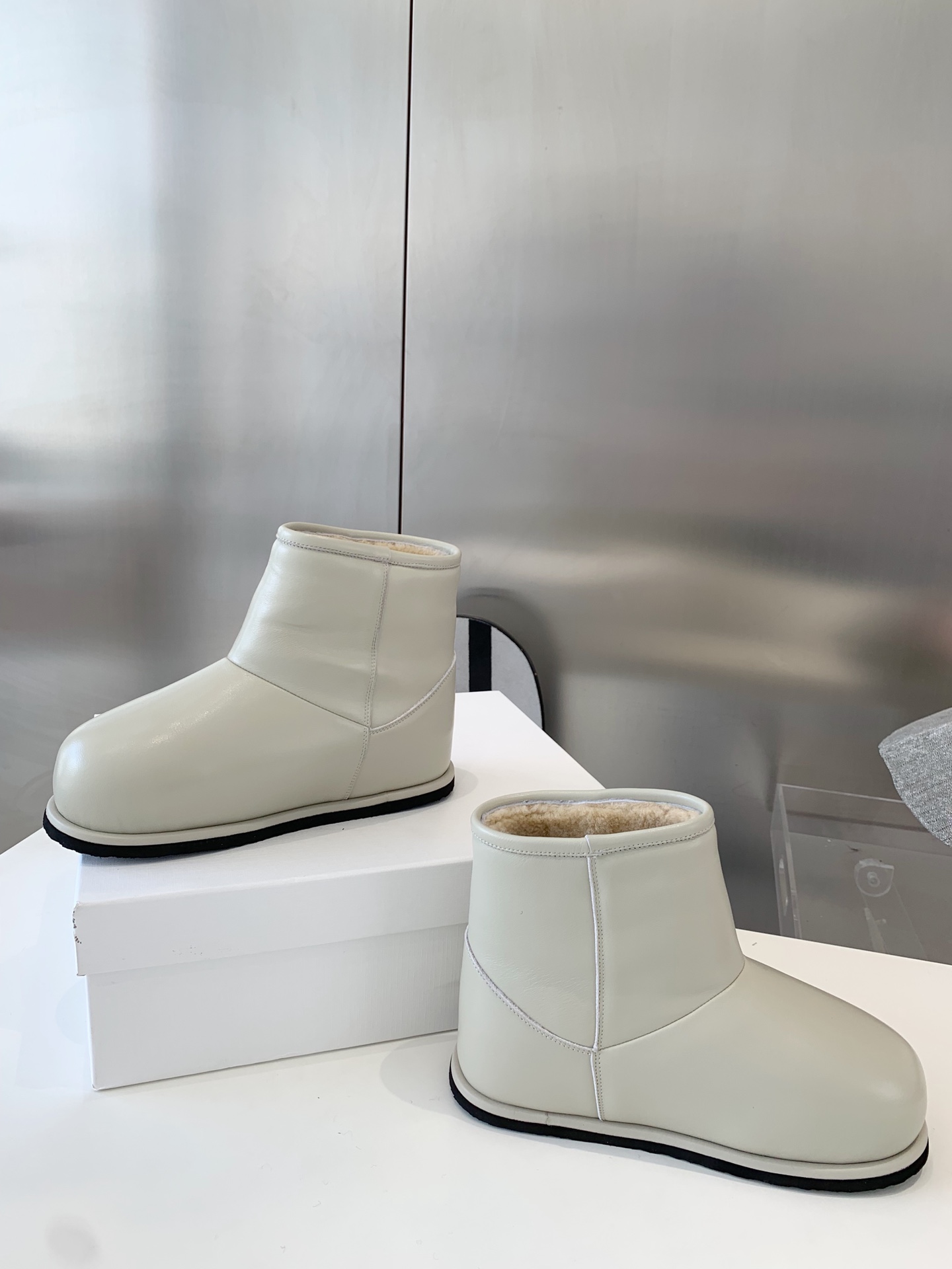 Amina Muaddi Snow Boots: Level 975 Substitute with Exclusive Power - 图片 9