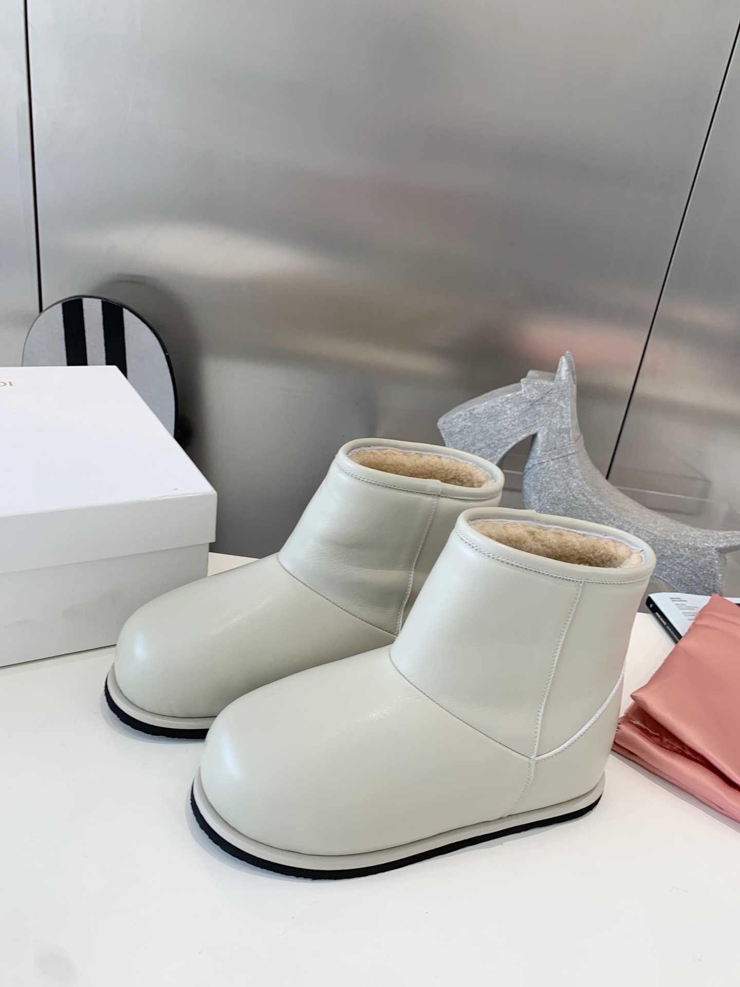 Amina Muaddi Snow Boots: Level 975 Substitute with Exclusive Power - 图片 2