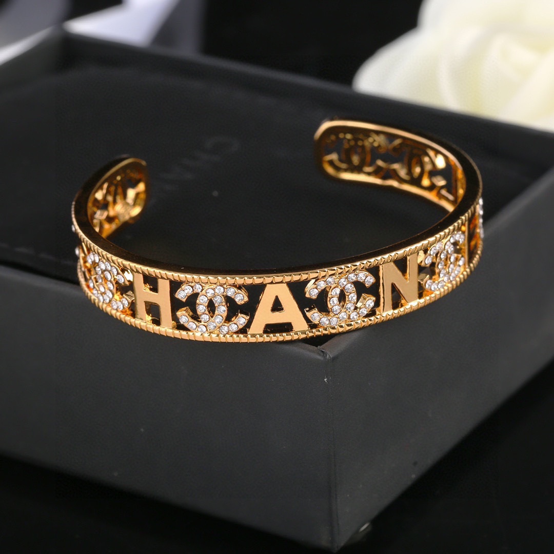 NO:113303,Xiaoxiang Chanel new crystal bracelet purchasing level one to one quality Chanel goose series classic cc logo style high-end versatile, full of high-end sense, spot, jewelry quality, chanel, chanel, bracelet19860909小香 Chanel 新品水晶手镯 代购级别 一比一品质 香奈鹅 系列 经典cc logo 风格高级百搭 高级感爆棚 现货,饰品精品,chanel,chanel,bracelet,Jewelry