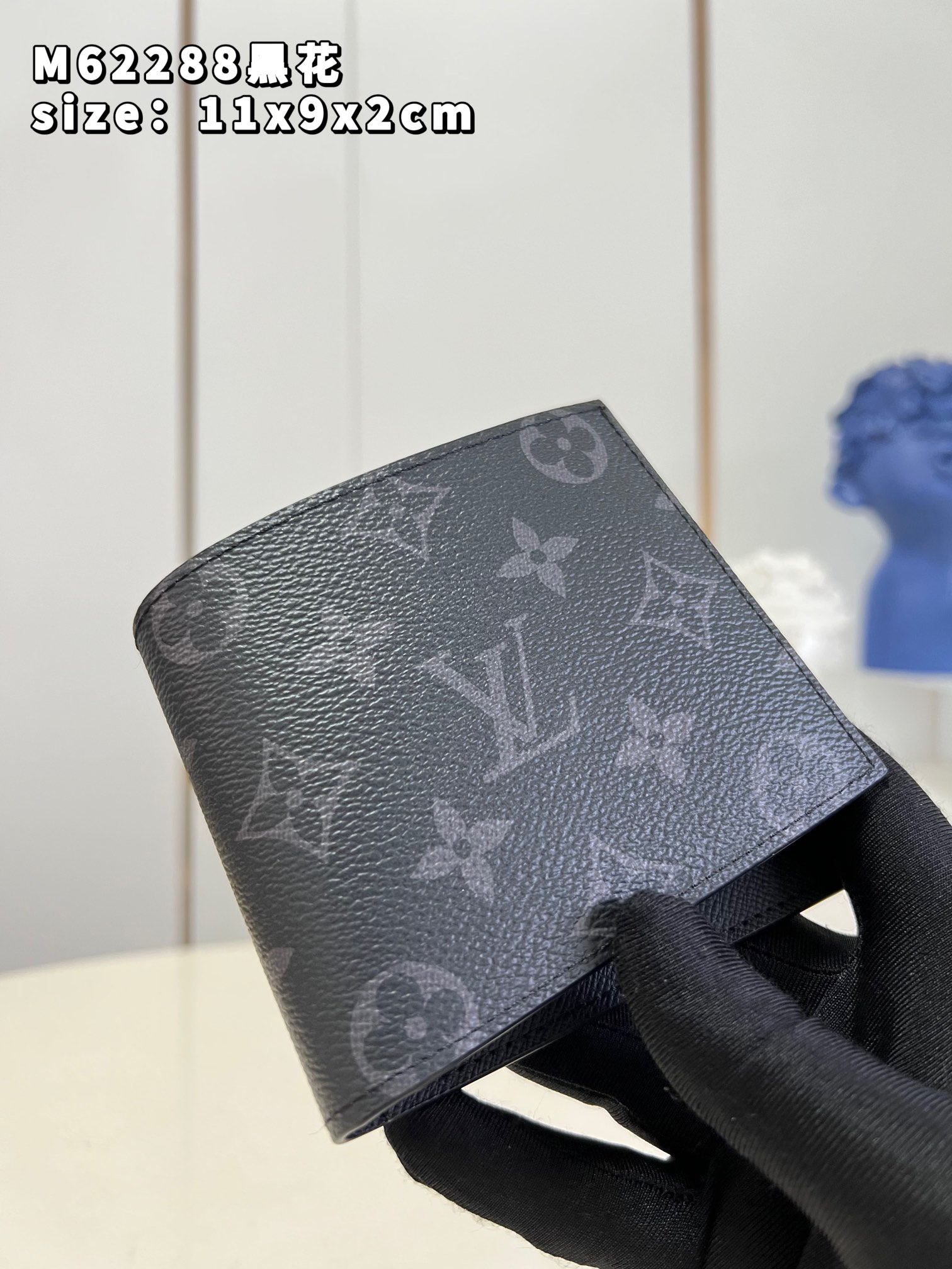 NO:399477,【Exclusive real photo M62288 black flower】This Damier Graphite change, banknote and credit card holder re-used the classic design, modern and practical, and is an ideal choice for urban fashionable men with unique vision. Detailed features 11 x 9 x 2 cm (length x height x width) ns.,LV [original leather],louis vuitton19860909【独家实拍 M62288黑花】这款 Damier Graphite 零钱、纸钞与信用卡夹重新运用了经典的设计,现代、实用,是眼光独到的都市时尚男士的理想选择.详细特征11 x 9 x 2 厘米　(长度 x 高 x 宽)　ns.,LV【原厂皮】,louis vuitton,Bag