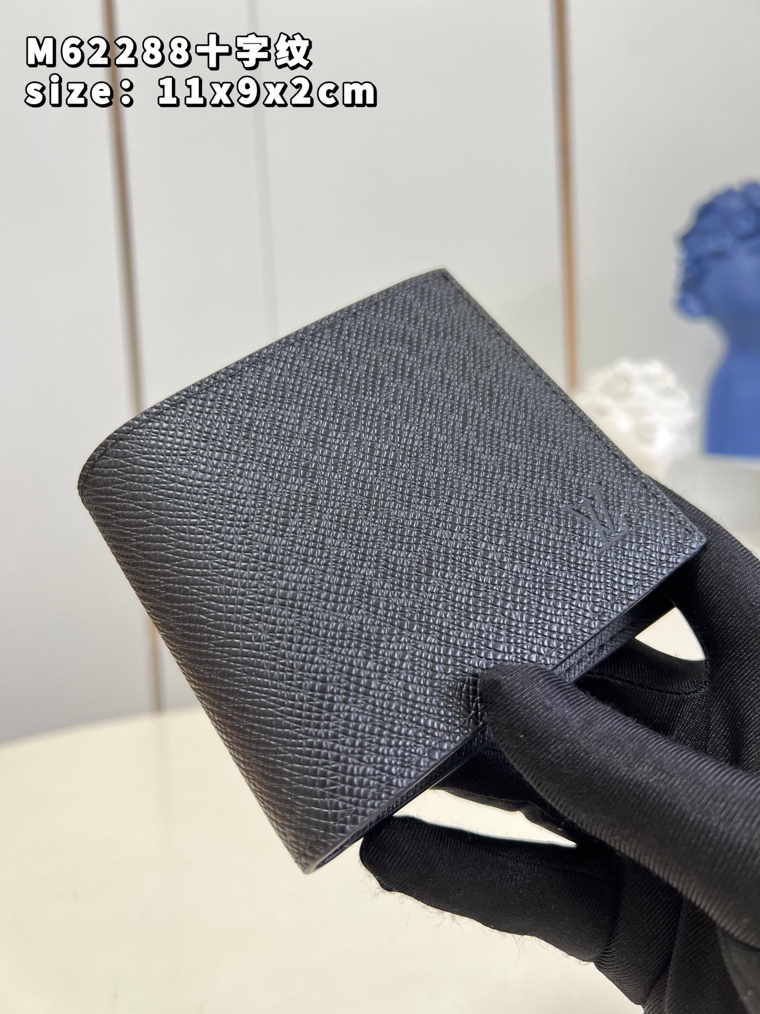 NO:399483,【Exclusive real photo M62288 cross pattern】M62289 This Marco wallet is very modern and elegant, made of soft Epi leather, excellent functionality, easy to carry, and can be easily stored in the back pocket or handbag. Detailed features 11 x 9 x 2 cm (length x height x width) ns.,LV [original leather],louis vuitton19860909【独家实拍 M62288十字纹】M62289 这款 Marco 钱夹极富现代典雅风味,以柔软的 Epi 皮革制作,功能性极佳,容易携带,可轻易收纳入后口袋或手袋.详细特征11 x 9 x 2 厘米　(长度 x 高 x 宽)　ns.,LV【原厂皮】,louis vuitton,Bag