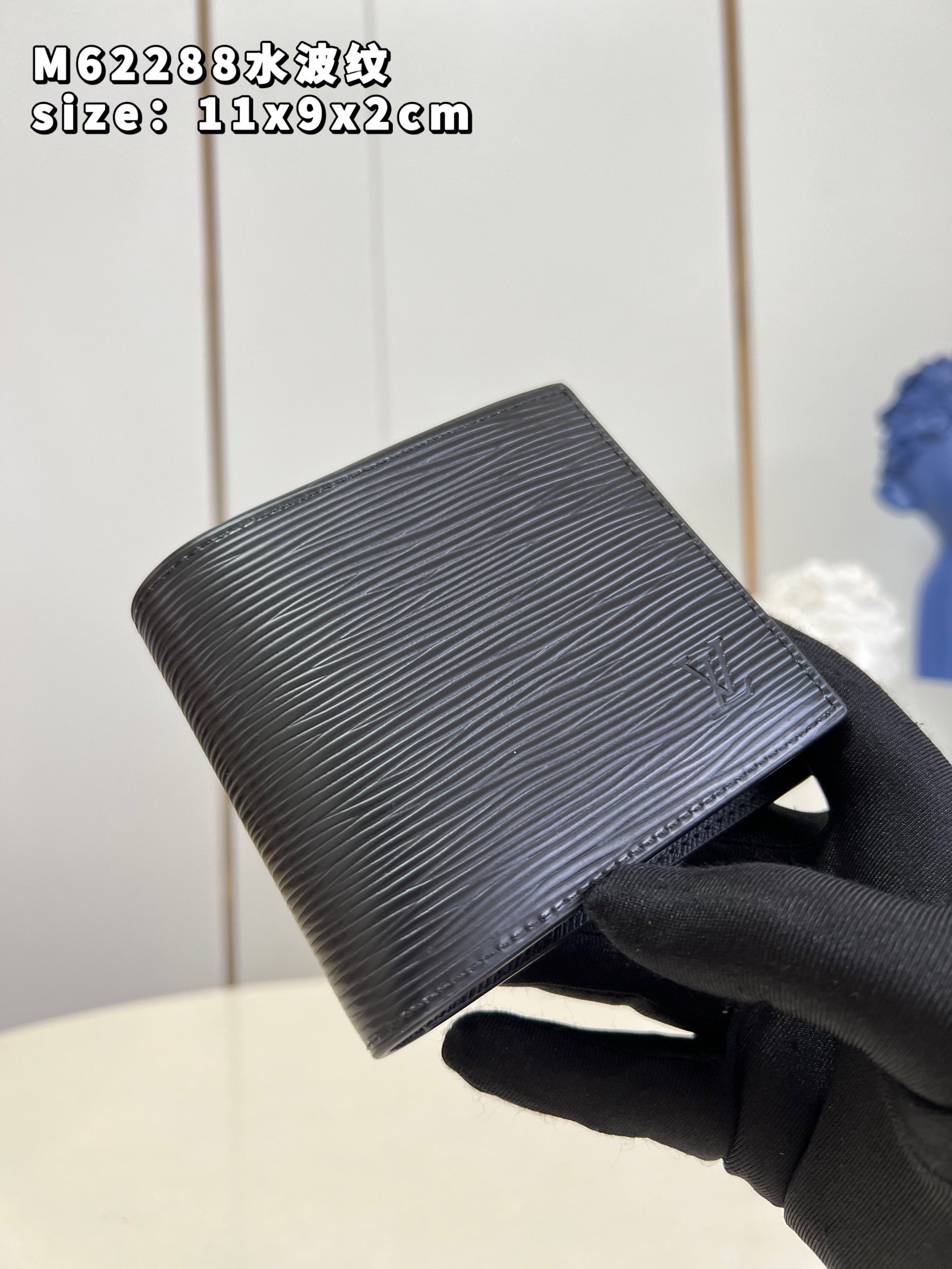 NO:399486,【Exclusive real photo M62288 water ripple】M62289 This Marco wallet is very modern and elegant, made of soft Epi leather, excellent functionality, easy to carry, and can be easily stored in the back pocket or handbag. Detailed features 11 x 9 x 2 cm (length x height x width) ns.,LV [original leather],louis vuitton19860909【独家实拍 M62288水波纹】M62289 这款 Marco 钱夹极富现代典雅风味,以柔软的 Epi 皮革制作,功能性极佳,容易携带,可轻易收纳入后口袋或手袋.详细特征11 x 9 x 2 厘米　(长度 x 高 x 宽)　ns.,LV【原厂皮】,louis vuitton,Bag