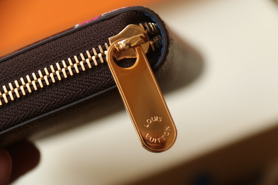 Louis Vuitton Vivienne Holidays 2022 系列推出限定款 Zippy 钱包 彰显路易威登的旅行传承