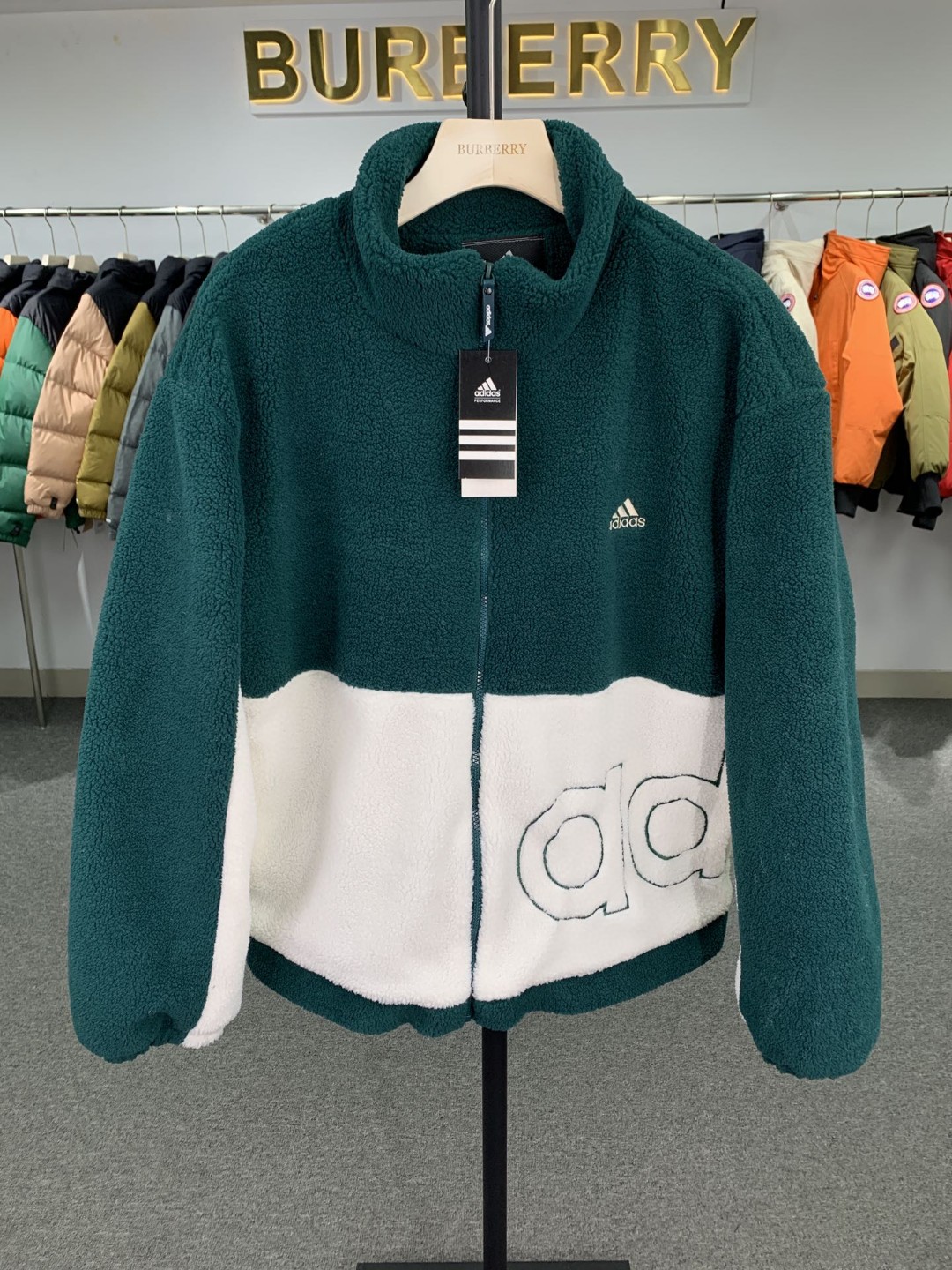 阿迪达斯adidas 运动休闲加厚保暖情侣羊羔绒棉服