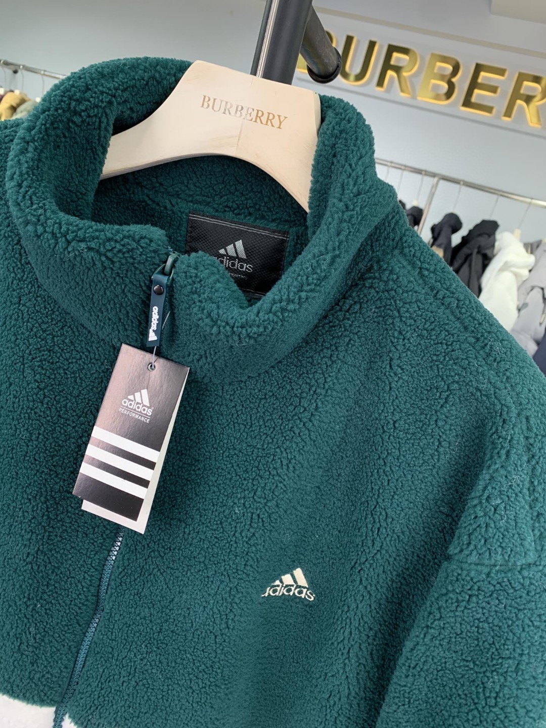 阿迪达斯adidas 运动休闲加厚保暖情侣羊羔绒棉服