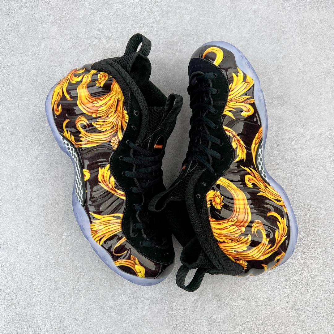 图片[3]-💰510 Supreme x NK Air Foamposite One 黑稻草喷 652792-100 莞产原底面 公司渠道同模具 鞋型发泡360度无死角 双层Zoom气垫植入 中底完美注胶 搭载原厂碳纤维材质 诞生于1997年的NK Air Foamposite系列可以说是整个球鞋历史上最为经典的系列之一 也就是我们常说的“喷”和“泡” 其中“喷”由Foamposite One代言人Penny的英文音译而来 而“泡”则来源于另一款鞋型 Foamposite Pro中\”pro\”的音译 在诞生初期 由于高昂的造价以及超前的外形 Foamposite系列的反对者不在少数 甚至有人认为这款鞋会毁掉整个球鞋行业 但事实证明这双灵感来自于甲虫 自带“黑科技”鞋面以及双层Zoom+大块碳板的太空球鞋不仅受到了大众的接受与追捧 并且成功的影响了篮球鞋的发展 SIZE：38.5 39 40 40.5 41 42 42.5 43 44 44.5 45 46 编码：by5936080-运动鞋