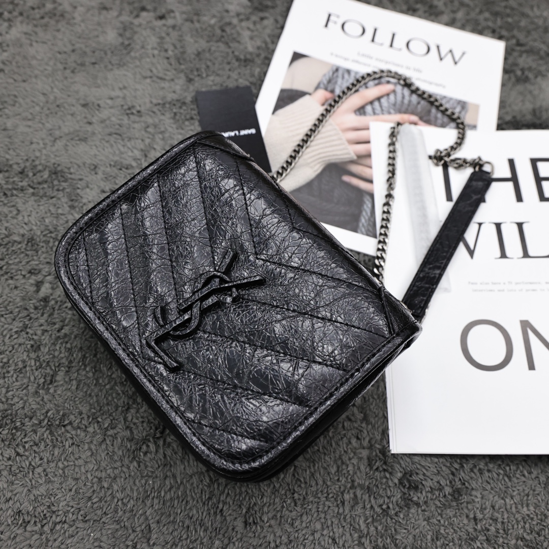 圣罗兰Niki迷你链条包💰260 来自最新一季的绝妙设计,包身廓形类似邮差,经典的monogram logo点缀,牛皮材质,五金更是特别,工序非常复杂,给您不一样的视觉效果! 规格:19*15*6cm