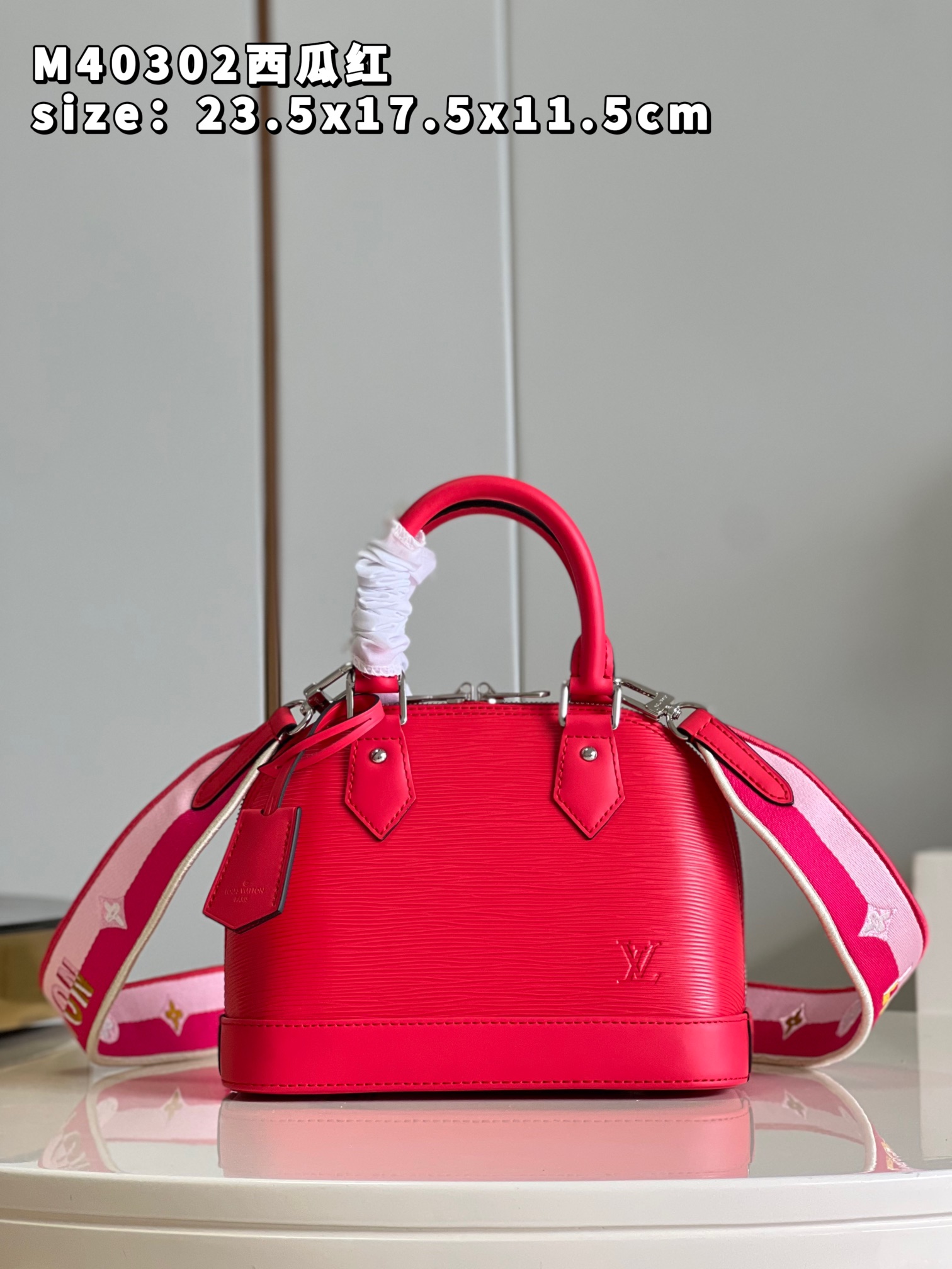 NO:399497,[Exclusive real shot of M40302 Watermelon Red] As one of Louis Vuitton's iconic designs, Alma BB handbag is made of Epi leather, and the Louis Vuitton logo embroidery and Monogram flower clusters are divided into two sides of the new jacquard wide shoulder strap, and then the edges are outlined with exquisite stitching to instantly capture the visual focus. Detailed features 23.5 x 17.5 x 11.5 cm (length x height x width) P.,LV [original leather],louis vuitton,louis vuitton19860909【独家实拍 M40302西瓜红】作为路易威登标志性的设计之一,Alma BB 手袋此次取材 Epi 皮革,将路易威登标识刺绣和 Monogram 花簇分饰全新提花宽肩带两面,再以精致缝线勾勒边缘,瞬间俘获视觉焦点.详细特征23.5 x 17.5 x 11.5 厘米 (长度 x 高 x 宽) P.,LV【原厂皮】,louis vuitton,louis vuitton,Bag