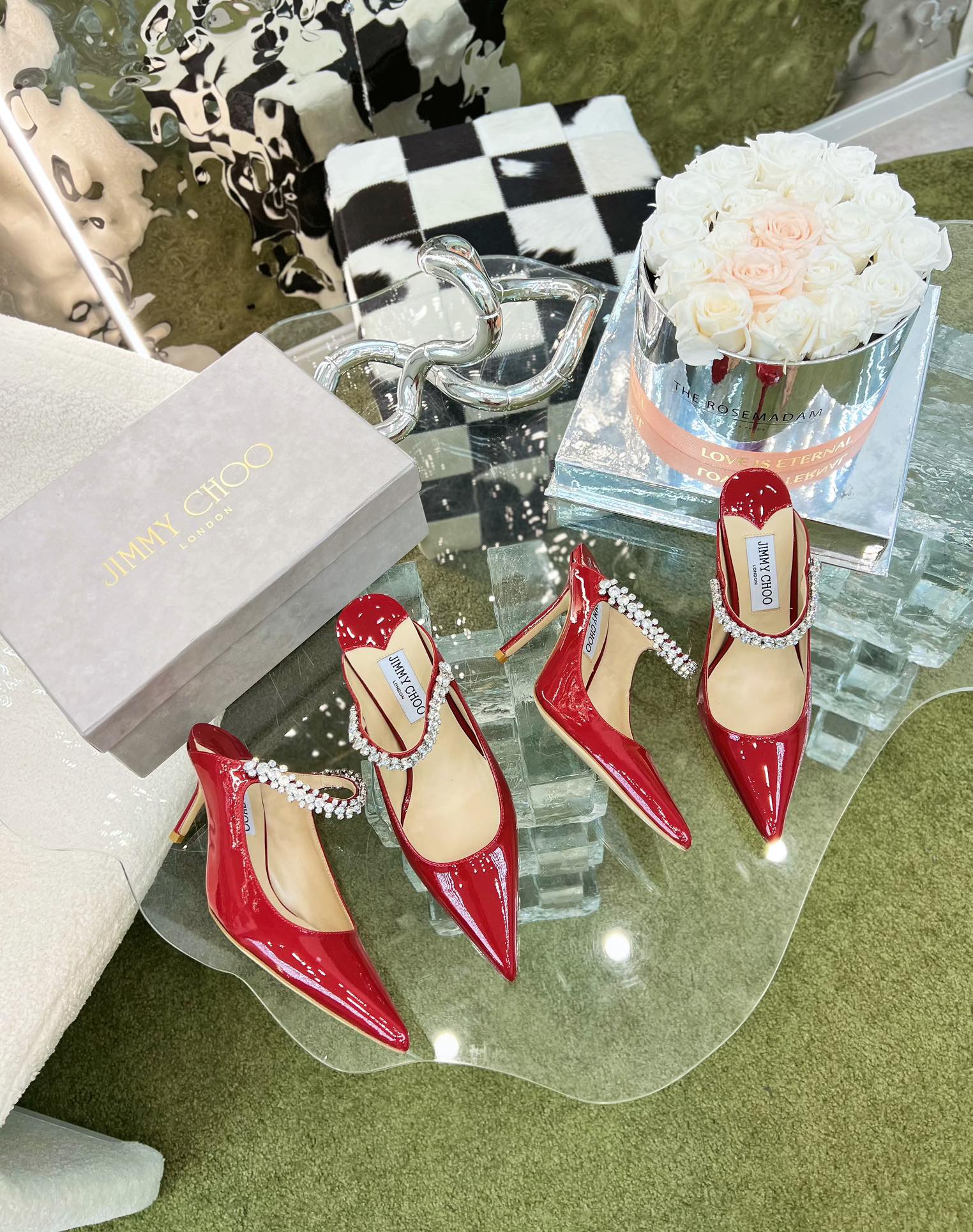 NO:616860,2025 new Bing series crystal shoes are newly released ★★★★★ The main product of the counter is the rhinestone series, which is the first choice for banquets and daily wear. It sparkles on the feet and is sexy and fashionable when paired with trousers. Original calf patent leather upper with Czech hot diamond ribbon. Lining: original imported soft lambskin, metallic lambskin for feet. Original molded leather outsole. Shoe size: 34-40 (34.40 custom-made, non-refundable)  Delivery of the latest luxury counters with complete packaging: high flat heels/6.5 cm/10cm, semi-high heels, high heels, sheepskin, Leather soles198609092025 新款Bing系列水晶单鞋上新 ★★★★★ 专柜主打水钻系列,宴会、日常搭配首选,上脚熠熠生辉,搭配裤装性感又时髦高级 鞋面原版小牛漆皮配捷克烫钻饰带  内里: 原版进口柔软小羊皮,垫脚金属小羊皮 大底原版开模真皮大底 鞋码: 34-40（34.40定做不退换） 配送豪华最新专柜全套包装 跟高平跟/6.5 cm/10cm,半拖高跟鞋,high heels,sheepskin,Leather soles,Women's Shoes