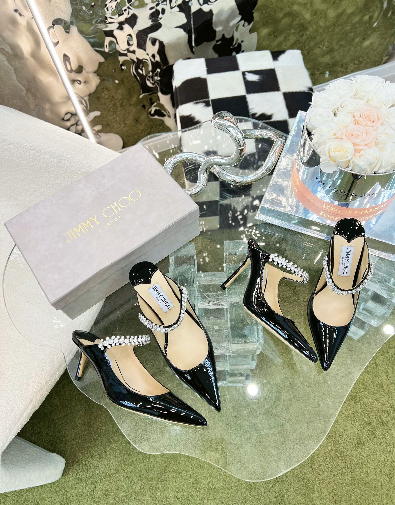 NO:616866,2025 new Bing series crystal shoes are newly released ★★★★★ The main product of the counter is the rhinestone series, which is the first choice for banquets and daily wear. It sparkles on the feet and is sexy and fashionable when paired with trousers. Original calf patent leather upper with Czech hot diamond ribbon. Lining: original imported soft lambskin, metallic lambskin for feet. Original molded leather outsole. Shoe size: 34-40 (34.40 custom-made, non-refundable)  Delivery of the latest luxury counters with complete packaging: high flat heels/6.5 cm/10cm, semi-high heels, high heels, sheepskin, Leather soles198609092025 新款Bing系列水晶单鞋上新 ★★★★★ 专柜主打水钻系列,宴会、日常搭配首选,上脚熠熠生辉,搭配裤装性感又时髦高级 鞋面原版小牛漆皮配捷克烫钻饰带  内里: 原版进口柔软小羊皮,垫脚金属小羊皮 大底原版开模真皮大底 鞋码: 34-40（34.40定做不退换） 配送豪华最新专柜全套包装 跟高平跟/6.5 cm/10cm,半拖高跟鞋,high heels,sheepskin,Leather soles,Women's Shoes