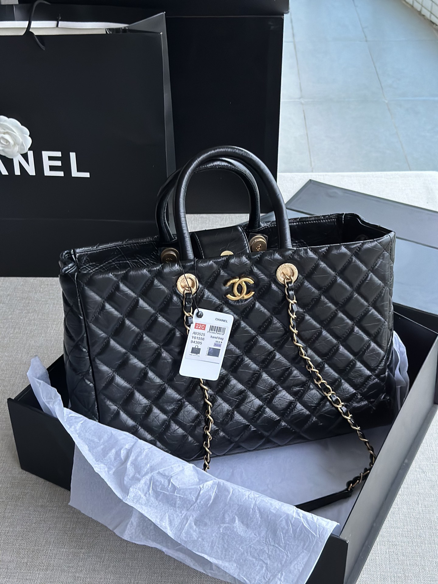 CHANEL：：型号A93525#：尺寸：36X38X16CM：小号型号：57974#：尺寸：21X30X14CM：2019春夏新款购物大号手提包：进口手掌纹与金色金属配件：内配隔层内布袋：可拆装方便：超大豪华容量不可忽视购物时尚包包：--  包哥哥-