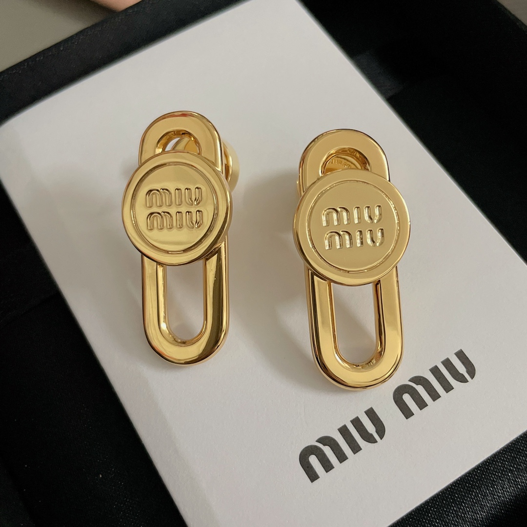  高品质 细节如图 【m!u回形针耳钉】Z 3700，标志性的M!u字母圆形金属搭配椭圆形镂空造型，极简