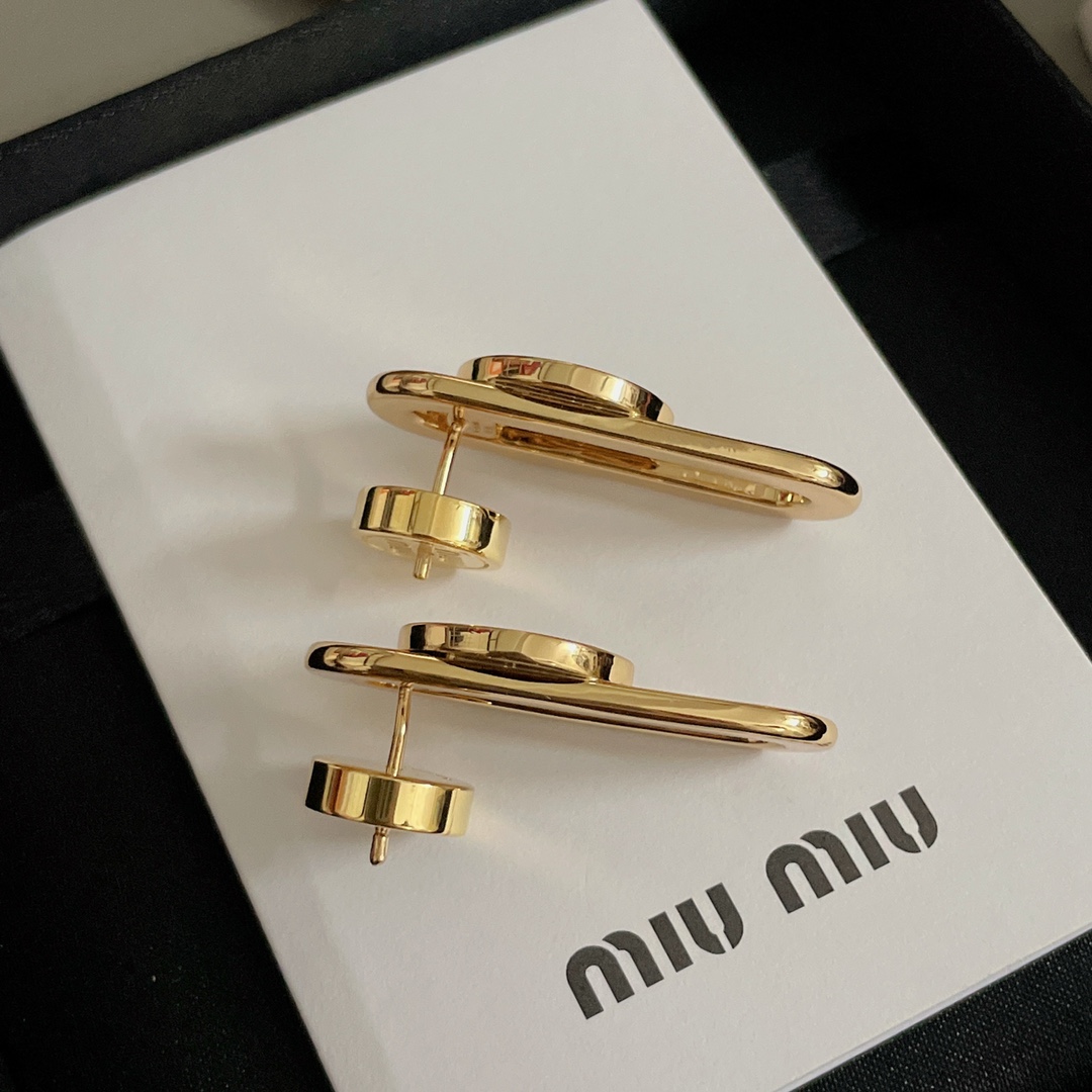  高品质 细节如图 【m!u回形针耳钉】Z 3700，标志性的M!u字母圆形金属搭配椭圆形镂空造型，极简
