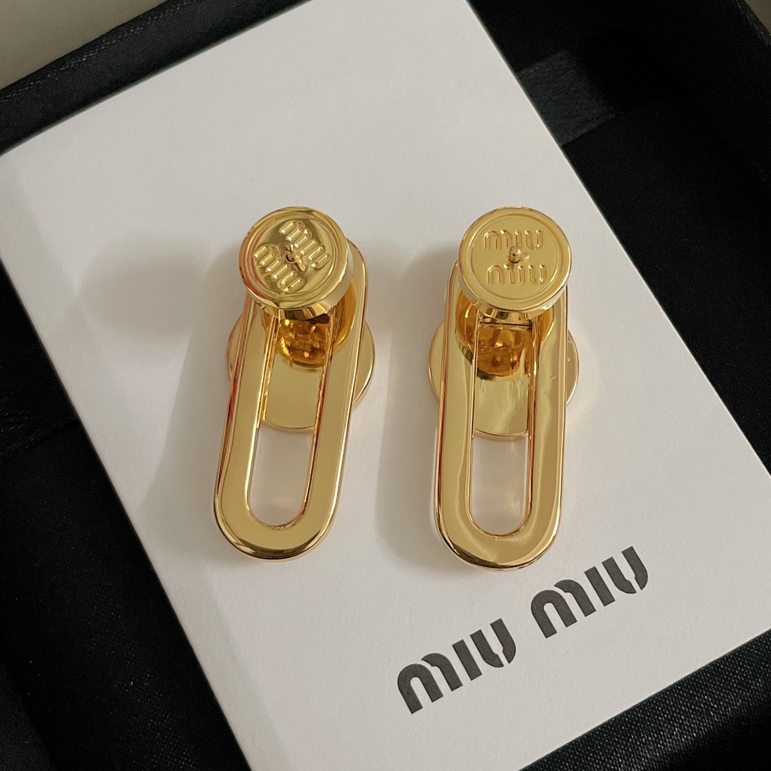  高品质 细节如图 【m!u回形针耳钉】Z 3700，标志性的M!u字母圆形金属搭配椭圆形镂空造型，极简