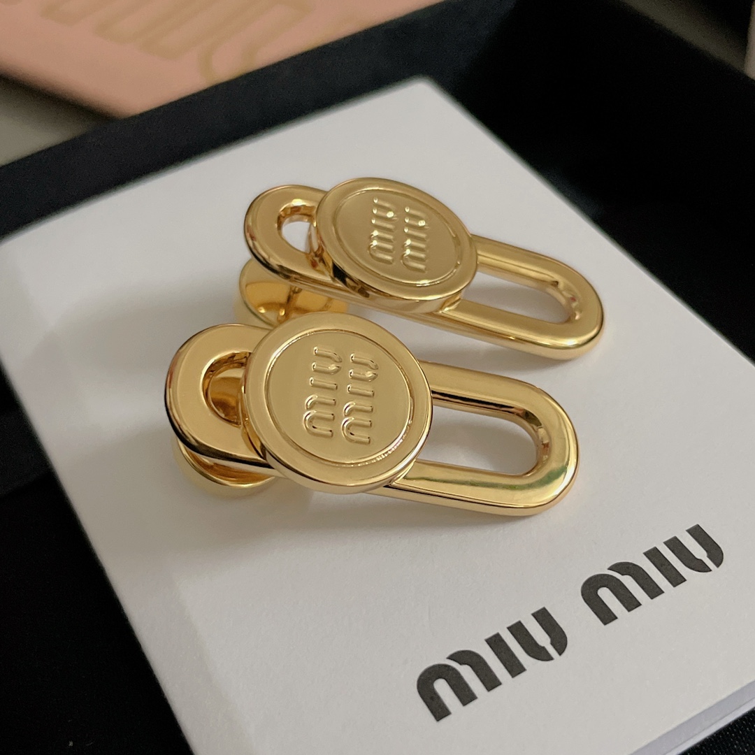  高品质 细节如图 【m!u回形针耳钉】Z 3700，标志性的M!u字母圆形金属搭配椭圆形镂空造型，极简