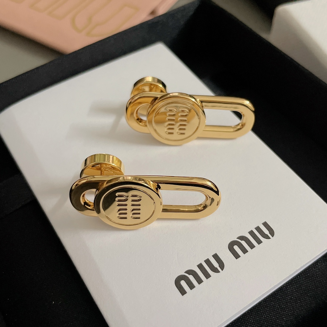  高品质 细节如图 【m!u回形针耳钉】Z 3700，标志性的M!u字母圆形金属搭配椭圆形镂空造型，极简