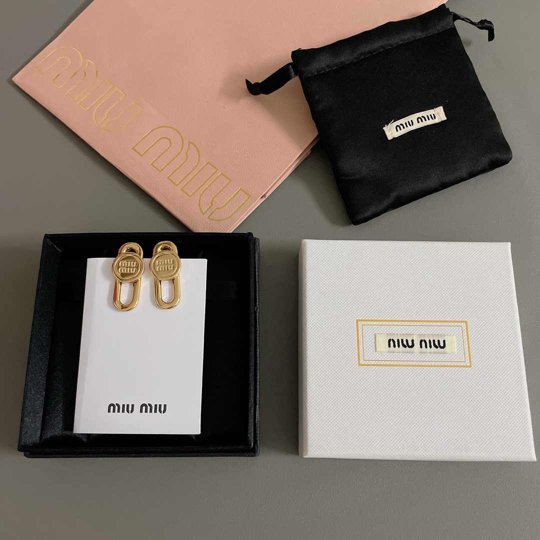  高品质 细节如图 【m!u回形针耳钉】Z 3700，标志性的M!u字母圆形金属搭配椭圆形镂空造型，极简