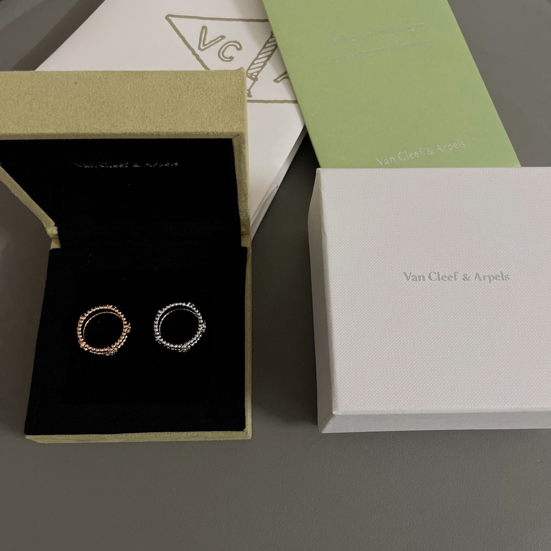 NO:816484,88240 [VC@Narrow version of the kaleidoscope ring] Z 59000, genuine purchase of jewelry developed by Z, can be customized with real gold and real diamonds, only the right version of real gold goods, please ask customer for price, three sizes of inner diameter 16-17-18mm, Seiko, V kaleidoscope ring, in a word, it must be made according to Z, Seiko practice, it is very, very, very not easy!  What we really do with version Z is all parts!  The upper and lower covers, the tube in the middle, and the four-leaf clover on the top of the tube are assembled one by one. It is very labor-intensive, but the effect is the same. You get what you pay for. The craftsmanship is here, and you get what you pay for!  One practice, one effect, feel us, unanimous Z!  The shape of the edge beads is round and thick, and the number of edge beads of different sizes is also different. The shape of the flower is three-dimensional and very textured. The edges of the beads on the inner ring of the flower are also clear and round, and the detailed engravings on the inner ring of the ring wall are full of z!  Completely create the texture of high-end jewelry craftsmanship!  It's completely different from other people's craftsmanship that is done directly one by one, and the labor cost is completely different!  Look for our high-end Cartier jewelry products.1986090988240【VC@窄版万花筒戒指】Z 59000,真正购入珠宝类Z开发的,可订做真金真钻版,只做对版真金货,价询客Fu,16-17-18mm内直径三个尺寸,精工,V万花筒戒指,一句话,要根据Z做,精工做法,非常非常非常不容易！我们真正对版Z的做法,全部分件的！上下两个盖,中间的筒,筒上边的四叶草,再一一组装,非常费工,但是效果,一致致Z,一分钱一分货,工艺在这里,感受一下一分钱一分货！一个做法一个效果,感受一下我们,一致致Z！边珠形状圆润厚实,而且不同码数的边珠颗数也是不一样的花朵形状立体非常有质感,包括花朵内圈的珠边也是颗颗分明圆润,戒壁内圈细节刻字跟足z！完全做出高级珠宝工艺质感！跟别人做那种直接一个件出的工艺完完全全不一样的,工费也完全不是一个概念的！认准我们家出品,,ring,卡迪亚高端饰品,Jewelry