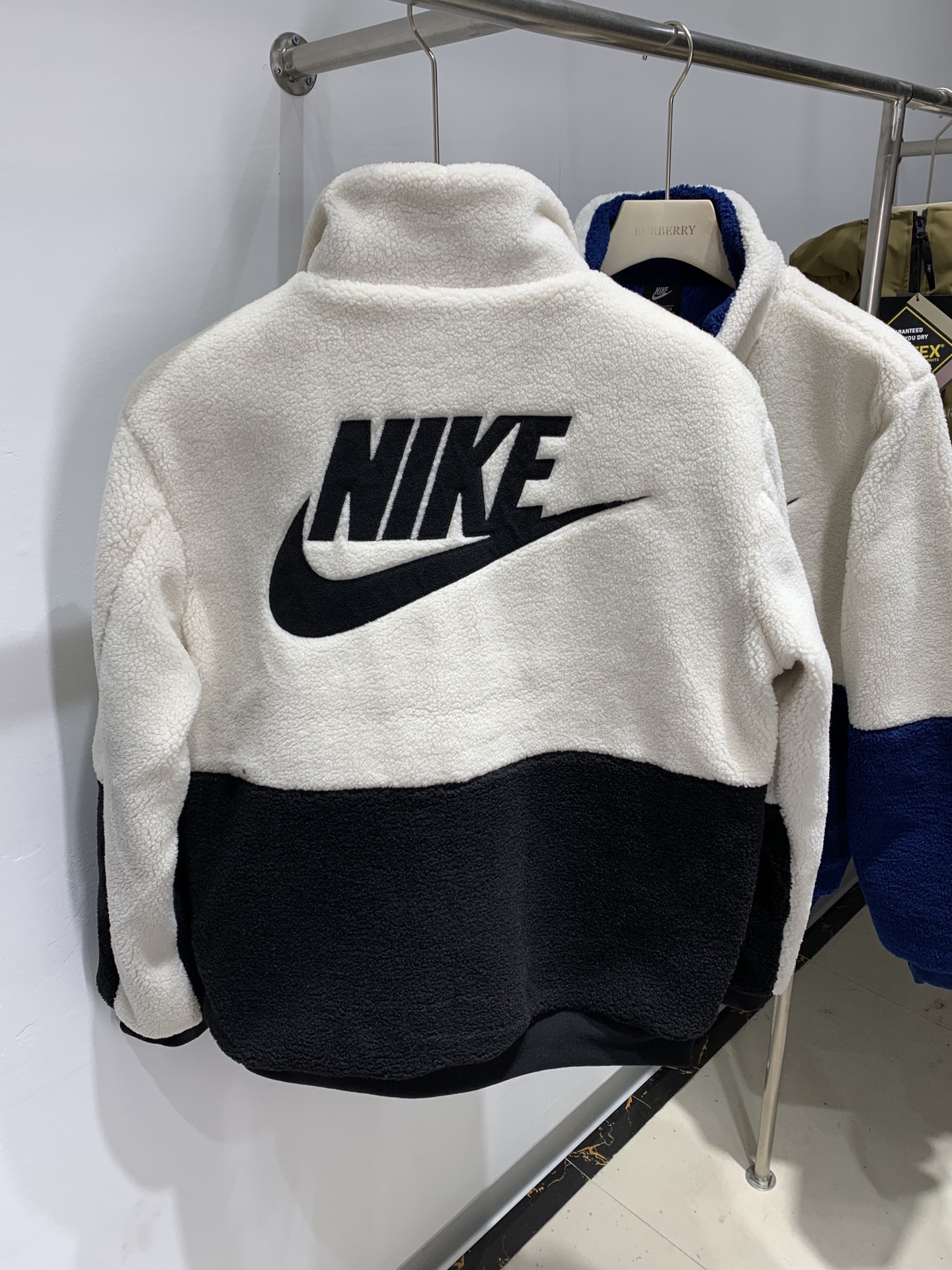 200 耐克 Nike 运动休闲加厚保暖情侣羊羔绒棉服