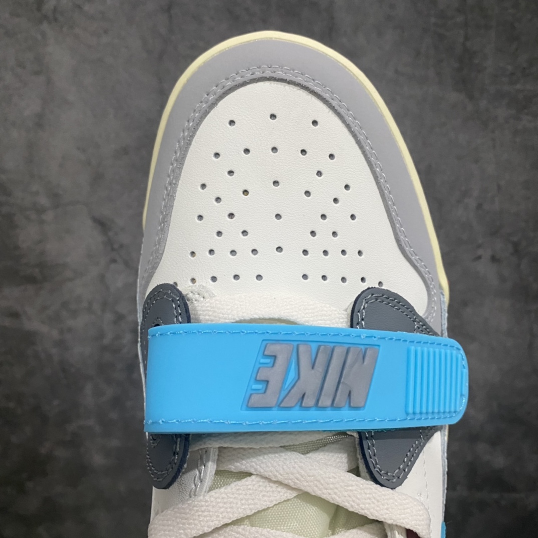 图片[5]-纯原版AIR JORDAN LEGACY AJ312 白灰蓝FB1875–141n鞋身采用了皮革材质打造 横跨鞋面的魔术贴十分吸睛 侧面的Swoosh Logo的一部分被鞋面遮挡了一部分 颇具玩味 魔术贴上标有NK标识 而鞋舌上是Jordan的经典红色飞翼Logo 后跟和鞋底均采用了Air Jordan 3 的设计 后跟上同样也使用了经典的爆裂纹图案  尺码：36 36.5 37.5 38 38.5 39 40 40.5 41 42 42.5 43 44 44.5 45 46-鞋库