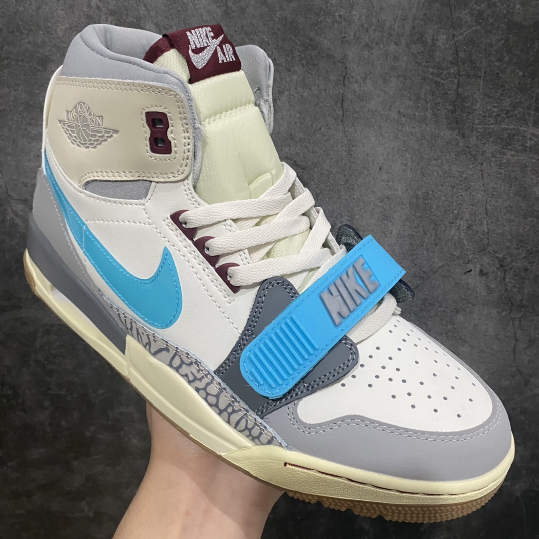 图片[3]-纯原版AIR JORDAN LEGACY AJ312 白灰蓝FB1875–141n鞋身采用了皮革材质打造 横跨鞋面的魔术贴十分吸睛 侧面的Swoosh Logo的一部分被鞋面遮挡了一部分 颇具玩味 魔术贴上标有NK标识 而鞋舌上是Jordan的经典红色飞翼Logo 后跟和鞋底均采用了Air Jordan 3 的设计 后跟上同样也使用了经典的爆裂纹图案  尺码：36 36.5 37.5 38 38.5 39 40 40.5 41 42 42.5 43 44 44.5 45 46-鞋库