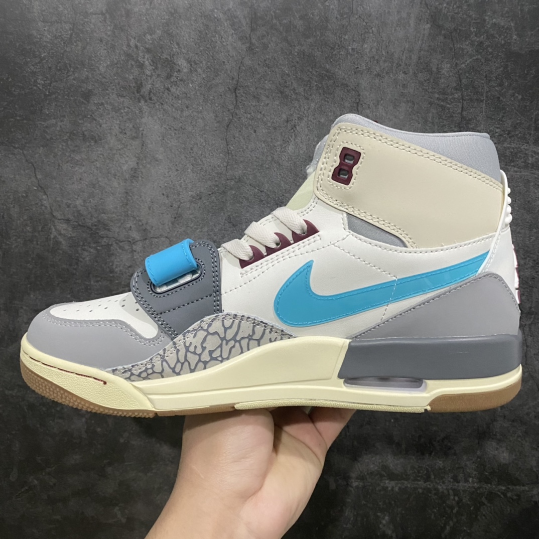 图片[2]-纯原版AIR JORDAN LEGACY AJ312 白灰蓝FB1875–141n鞋身采用了皮革材质打造 横跨鞋面的魔术贴十分吸睛 侧面的Swoosh Logo的一部分被鞋面遮挡了一部分 颇具玩味 魔术贴上标有NK标识 而鞋舌上是Jordan的经典红色飞翼Logo 后跟和鞋底均采用了Air Jordan 3 的设计 后跟上同样也使用了经典的爆裂纹图案  尺码：36 36.5 37.5 38 38.5 39 40 40.5 41 42 42.5 43 44 44.5 45 46-鞋库