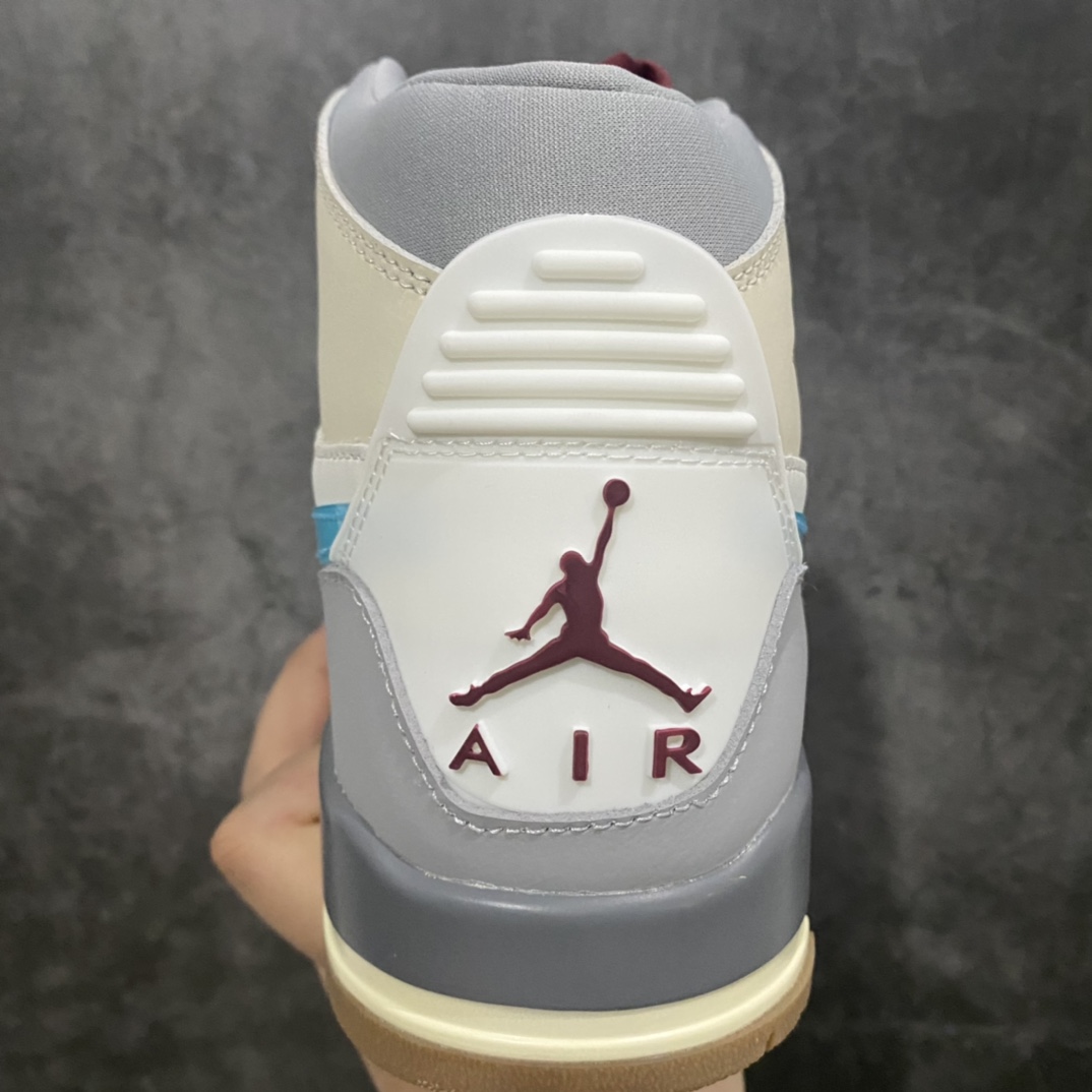 图片[4]-纯原版AIR JORDAN LEGACY AJ312 白灰蓝FB1875–141n鞋身采用了皮革材质打造 横跨鞋面的魔术贴十分吸睛 侧面的Swoosh Logo的一部分被鞋面遮挡了一部分 颇具玩味 魔术贴上标有NK标识 而鞋舌上是Jordan的经典红色飞翼Logo 后跟和鞋底均采用了Air Jordan 3 的设计 后跟上同样也使用了经典的爆裂纹图案  尺码：36 36.5 37.5 38 38.5 39 40 40.5 41 42 42.5 43 44 44.5 45 46-鞋库