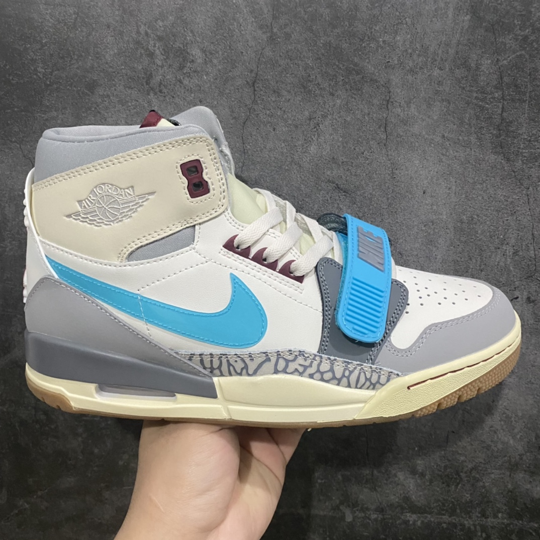 纯原版AIR JORDAN LEGACY AJ312 白灰蓝FB1875–141n鞋身采用了皮革材质打造 横跨鞋面的魔术贴十分吸睛 侧面的Swoosh Logo的一部分被鞋面遮挡了一部分 颇具玩味 魔术贴上标有NK标识 而鞋舌上是Jordan的经典红色飞翼Logo 后跟和鞋底均采用了Air Jordan 3 的设计 后跟上同样也使用了经典的爆裂纹图案  尺码：36 36.5 37.5 38 38.5 39 40 40.5 41 42 42.5 43 44 44.5 45 46-鞋库