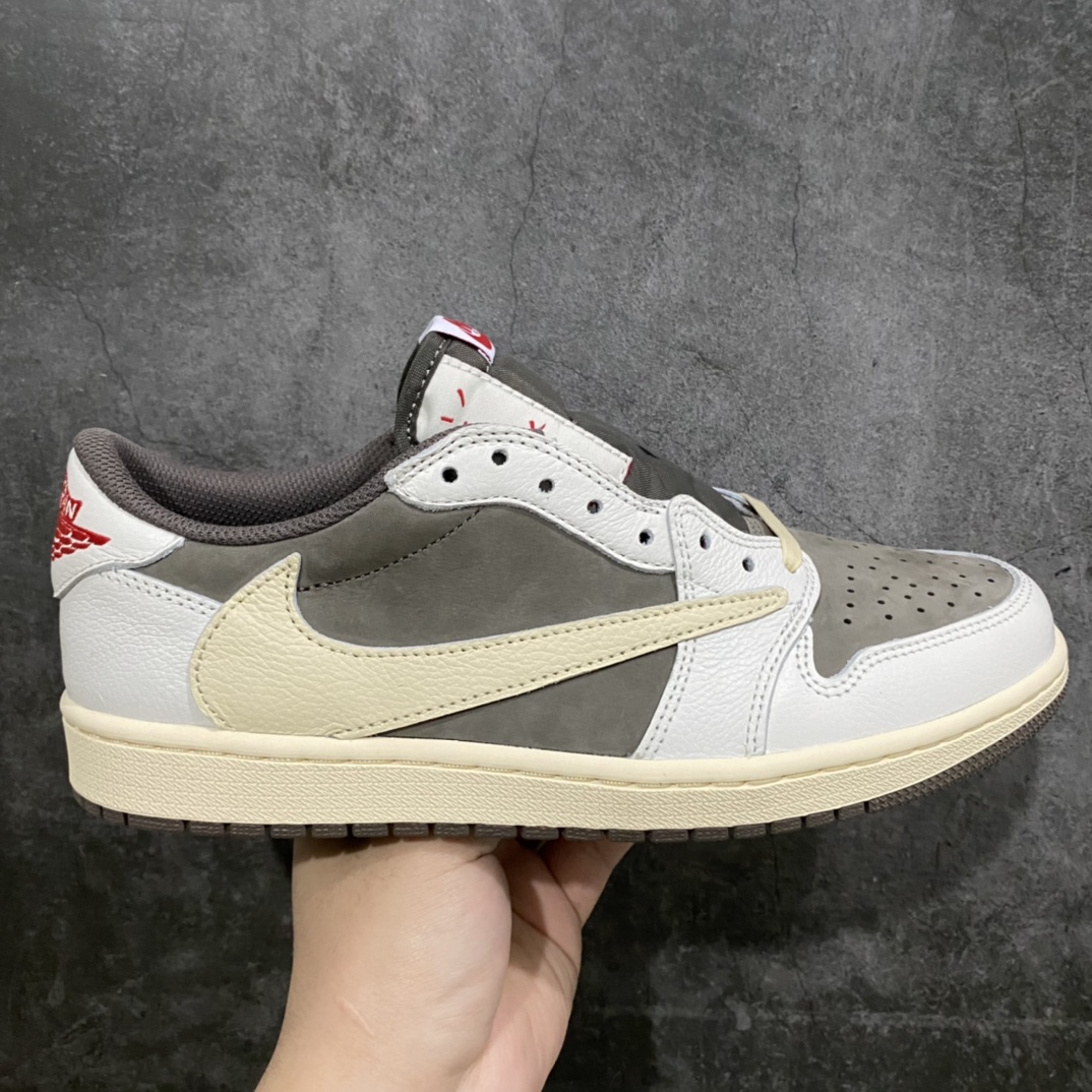 外贸大厂出品Air Jordan 1 x Travis Scott AJ1白棕倒钩低帮3.0 货号：DM7866-140n全鞋原厂皮 皮料质感卡色与原鞋一致n清洁度 鞋型 刺绣 都不错 正确打蜡鞋带n总体这款品质在第一梯队，这个工厂刚开始做倒钩系列，后续细节品质也会陆续改进更好 尺码：36-47.5-莆田鞋批发中心