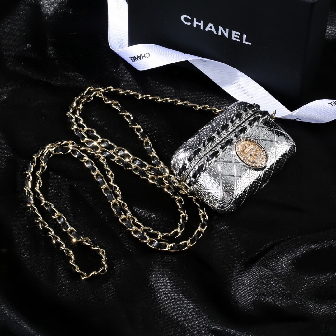 。 官网新款 耳机包 包包项链 多种佩戴效果 可斜挎 原版一致黄铜材质 采用小羊皮 包包内里羊皮