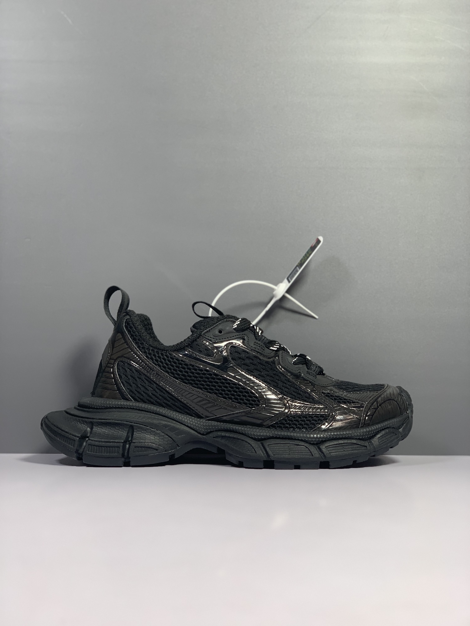 Balenciaga Phantom Sneaker 官方同步 巴黎世家全新十代潮流跑鞋 W1RB5 0102 黑色#增加全新设计 在延续 Track Trainer 户外轮廓和复杂鞋面结构的同时，新版本在后跟位置增加了透明带的部件尺码：35 36 37 38 39 40 41 42 43 44 45 46