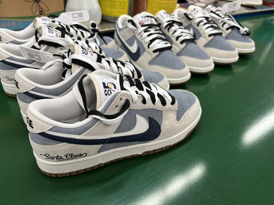 Nike Dunk Low SE “85” 双勾🎄圣诞灰蓝 圣诞老人🎅涂鸦 货号：DO9457 109全网唯一全头层版本 正确低趴鞋头细节 拒绝偷工减料福利供应！！Nike推出特别版Dunk Low企划。此款Nike Dunk Low…