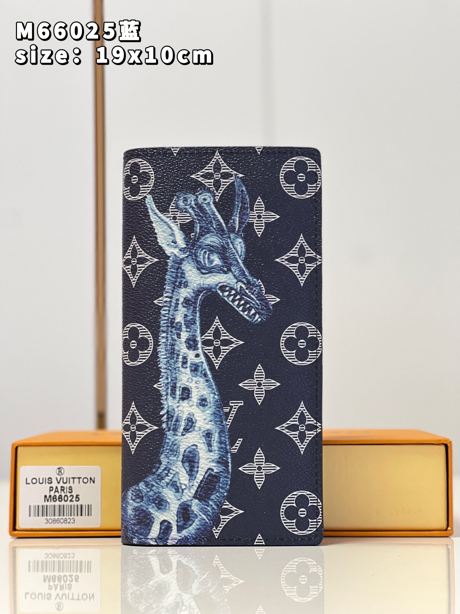 NO:399494,【Exclusive real photo M66025 blue】The iconic Monogram canvas fabric is decorated with giraffe patterns drawn by the famous artist Chapman brothers. This Brazza wallet exudes a playful and mature temperament. The large-size design can perfectly accommodate daily necessities and can be neatly packed into any pocket. Size 19x10cm ns.260, LV [original leather], louis vuitton19860909【独家实拍 M66025蓝】标志性的Monogram帆布面料,饰有著名艺术家Chapman兄弟绘制的长颈鹿图案,此款Brazza钱夹散发出俏皮而又成熟的气质.大尺寸设计,可以完美容纳日常必需品,并能利落地装入任何口袋.尺寸19x10cm ns.260,LV【原厂皮】,louis vuitton,Bag
