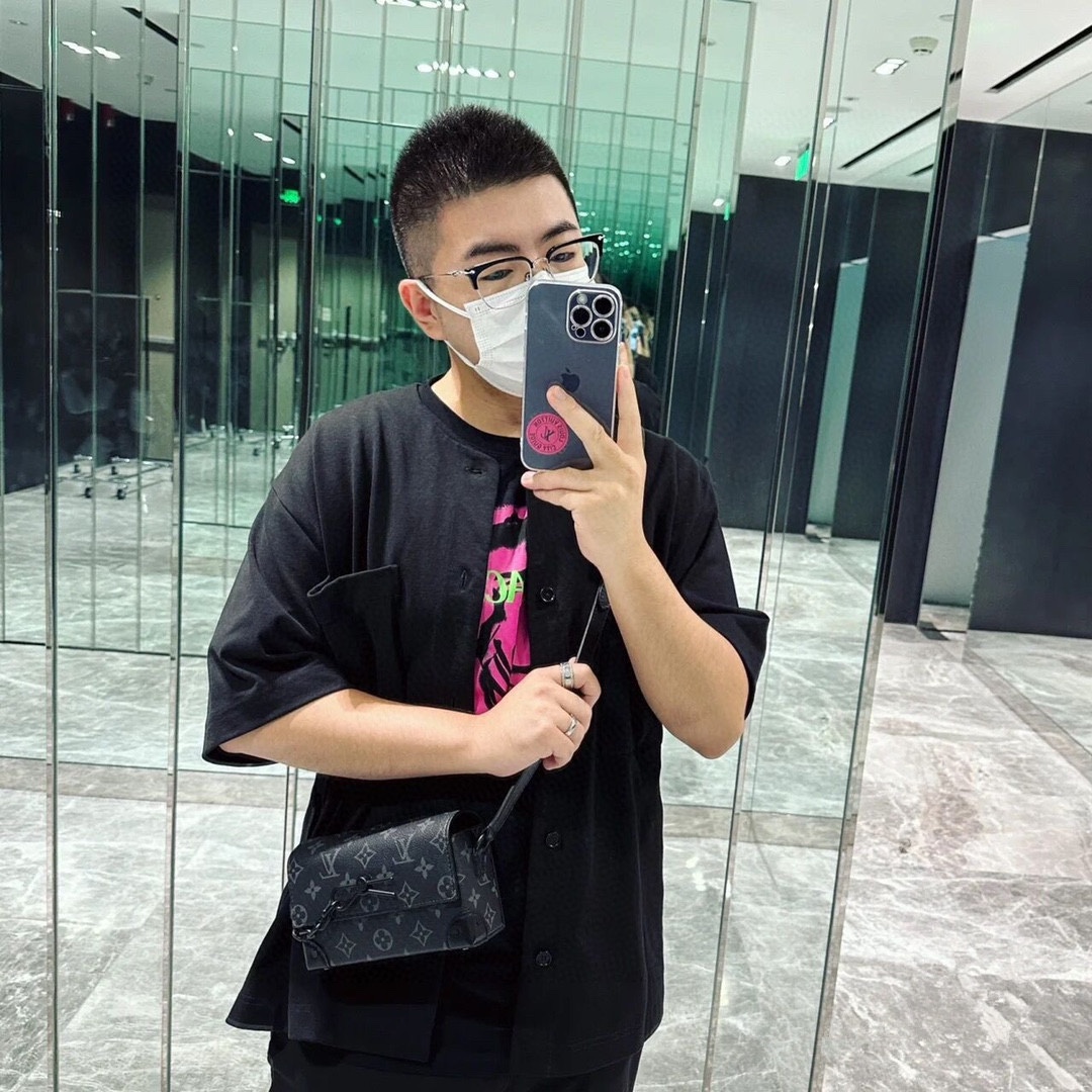 M81783 Black Monogram On-Body Look. - Bag 9