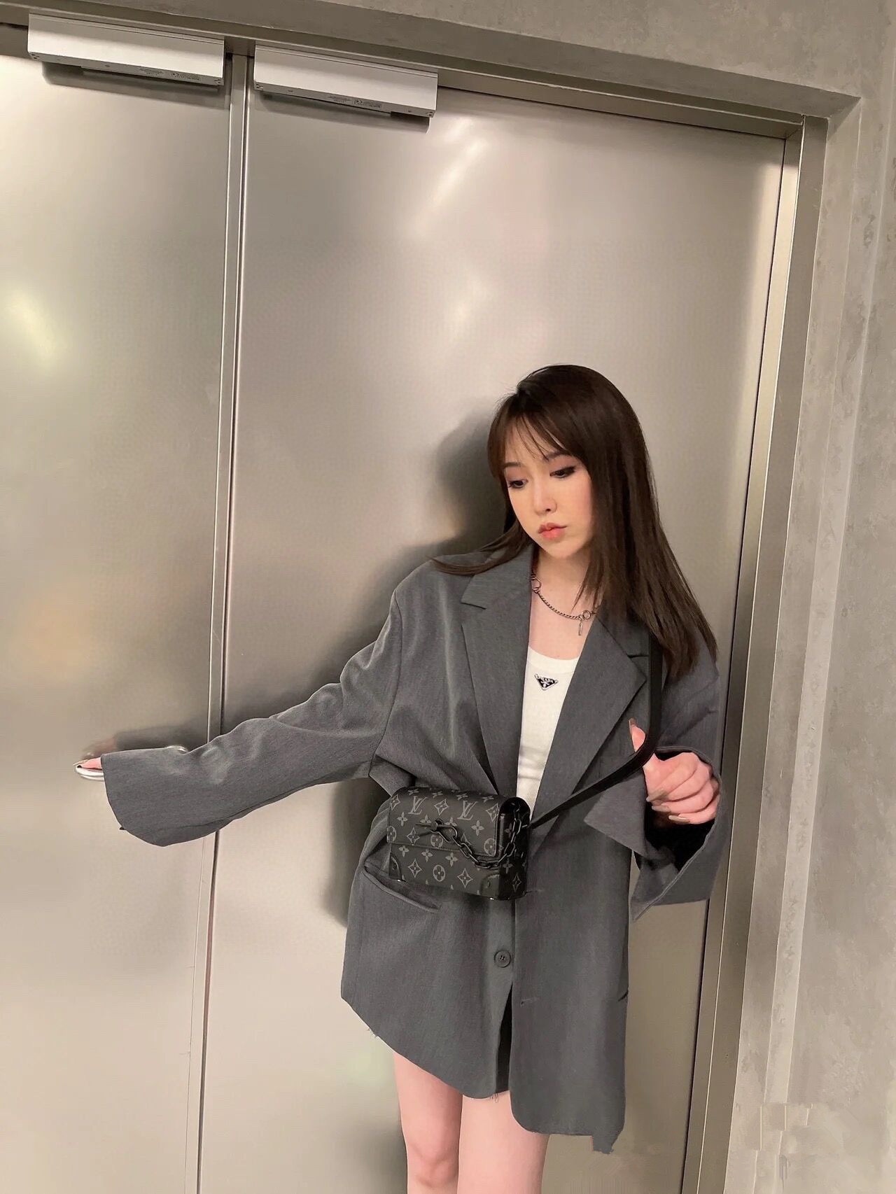 M81783 Black Monogram On-Body Look. - Bag 3